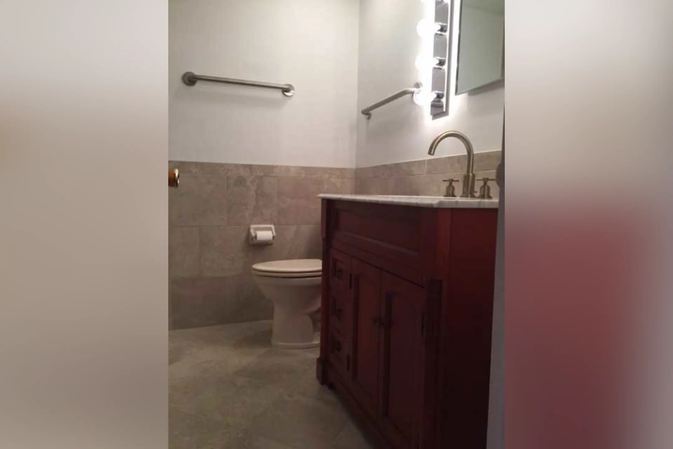 Bathroom - Bridgewater Apartments - Brookhaven, PA