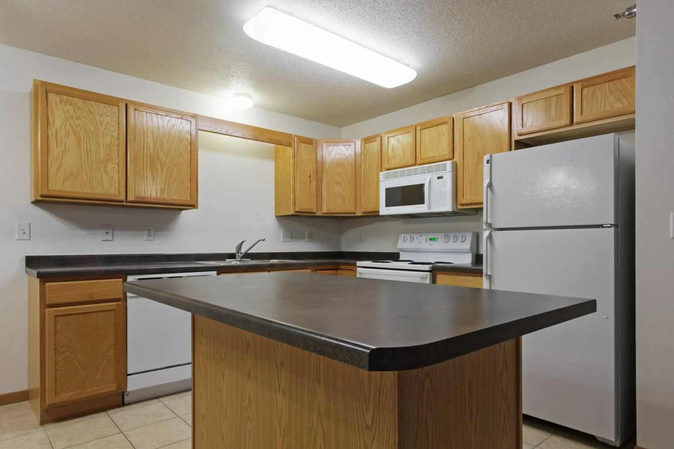 Kitchen - The Woods Apartments - Fargo, ND