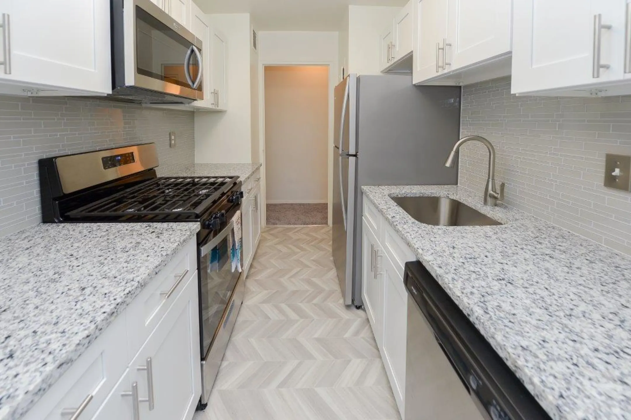 Kitchen - The Carlyle Apartment Homes - Baltimore, MD