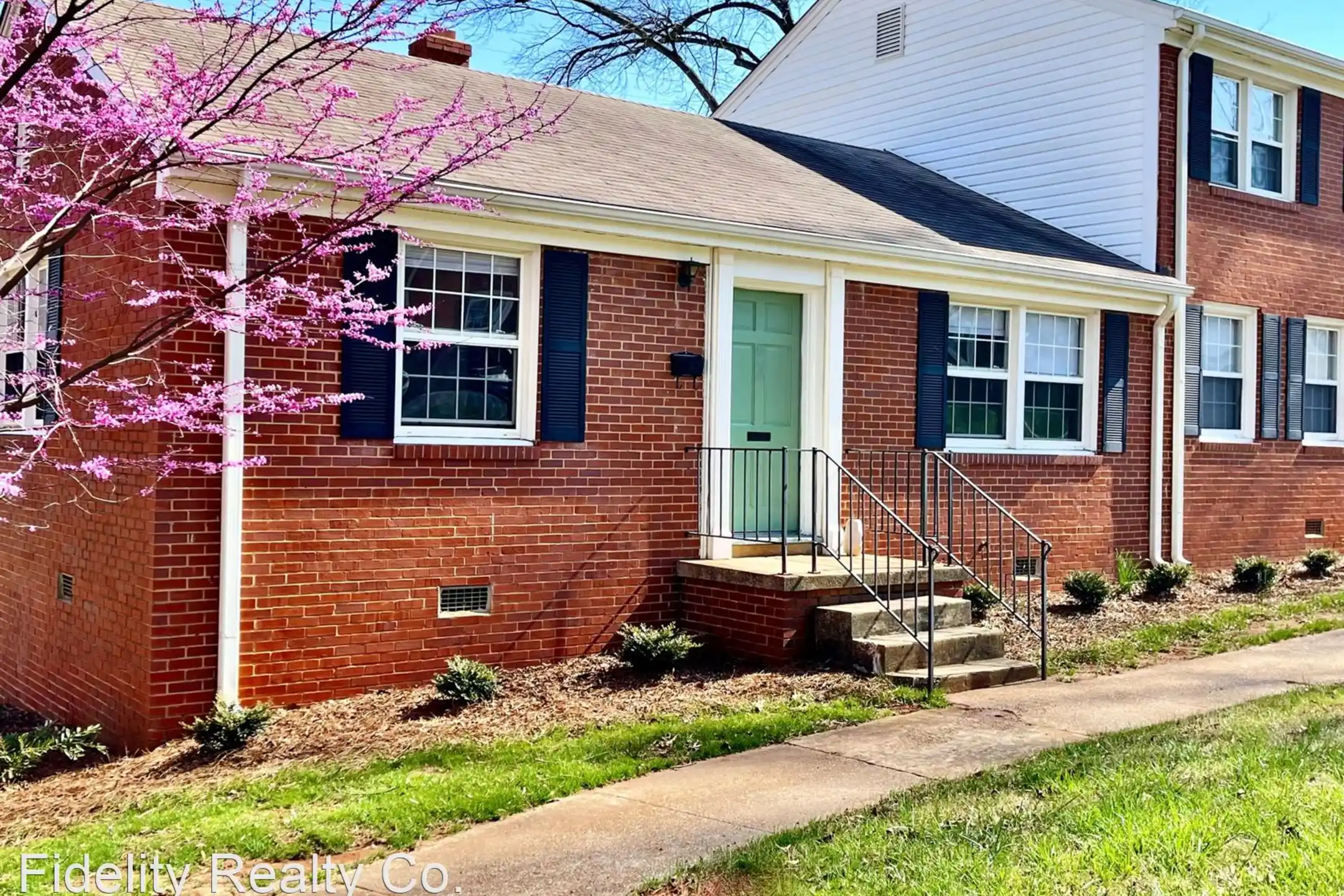 Building - Latham Park Manor - Greensboro, NC