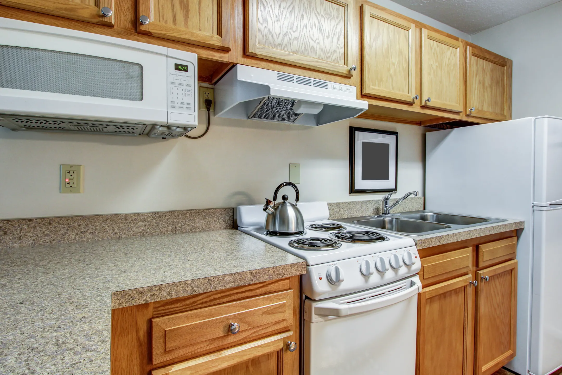 Kitchen - Peppertree Apartments - Niles, OH