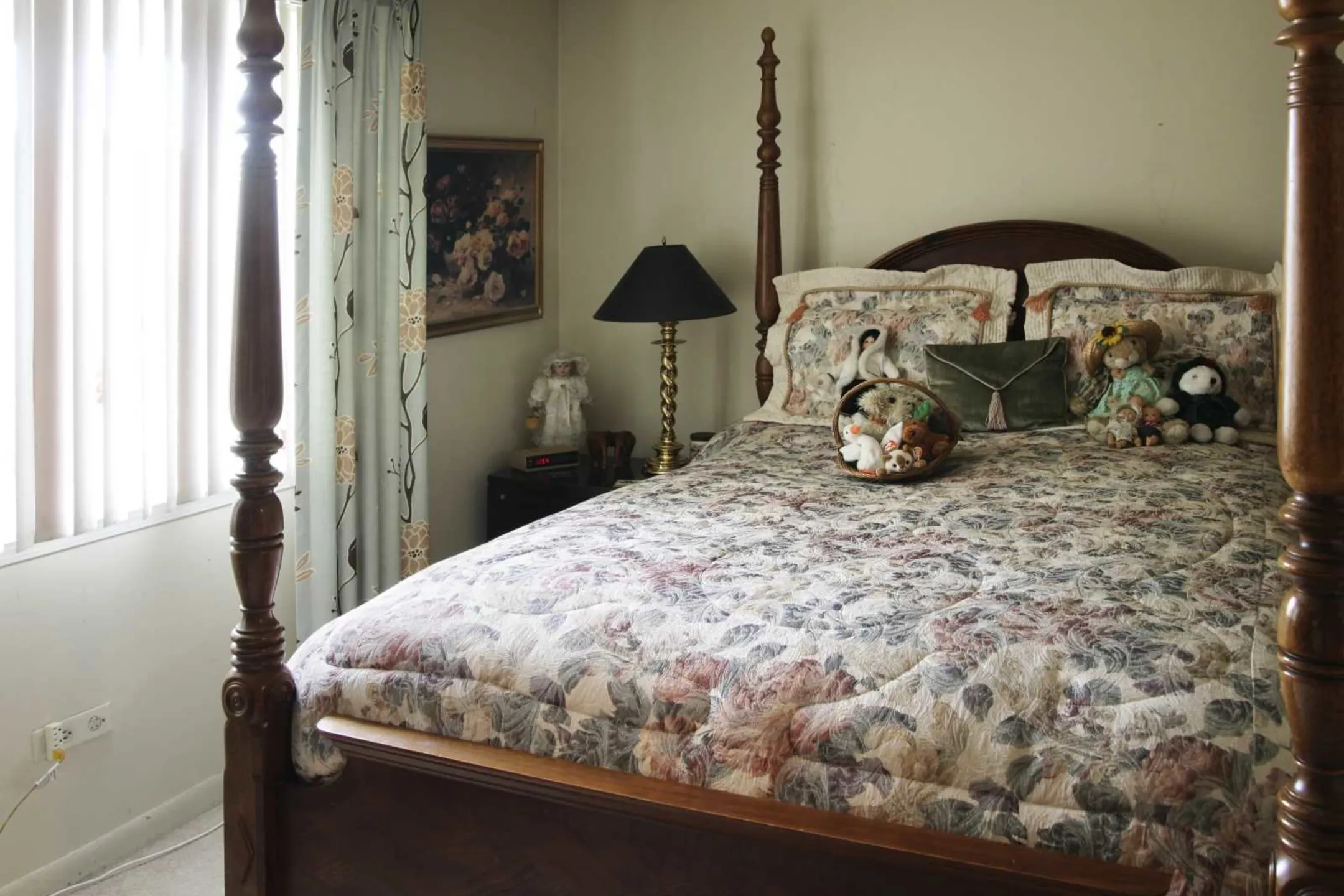 Bedroom - Chateau Royale Apartments - Worth, IL