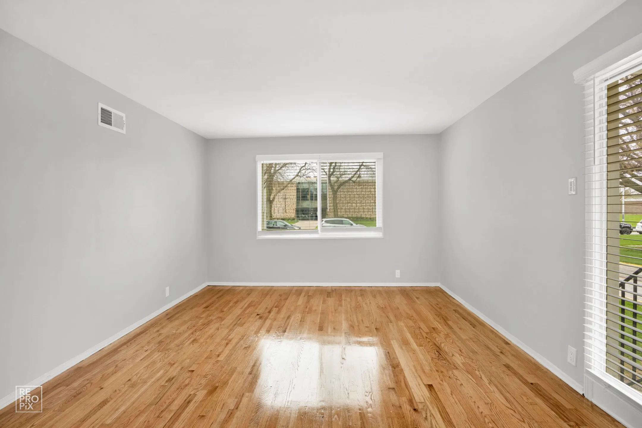 Living Room - Pangea Park Townhomes - Park Forest, IL
