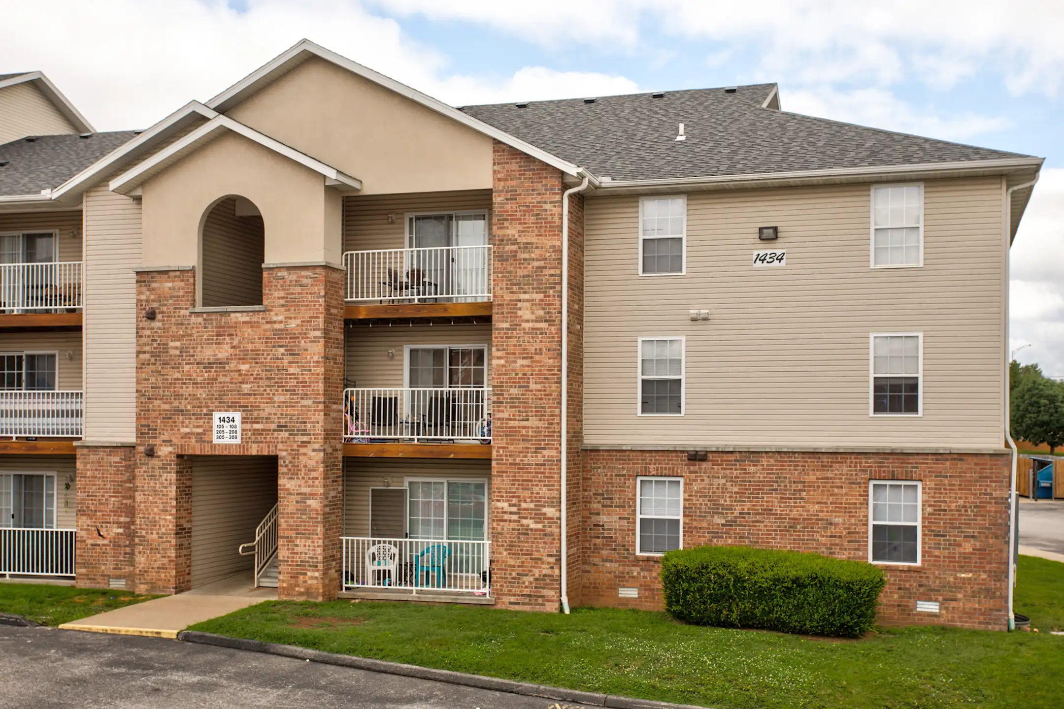 Quail Creek Apartments 1450 W Lark St Springfield, MO Apartments