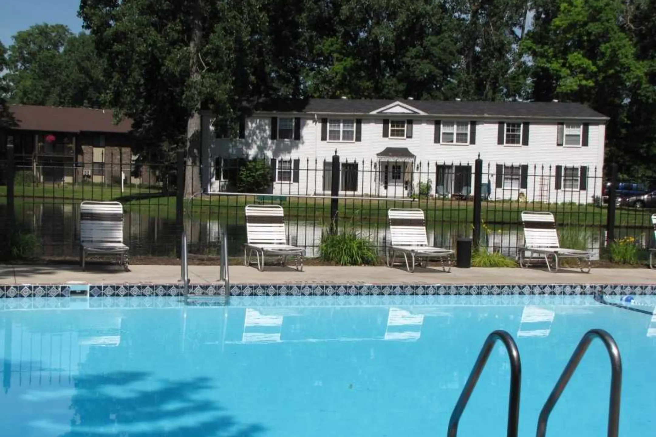 Pool - Lake Of The Woods Apartments - Toledo, OH