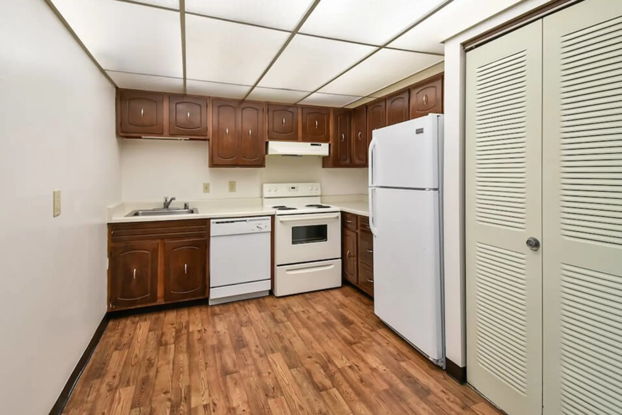 Kitchen - Glenbrook Apartments - Milwaukee, WI