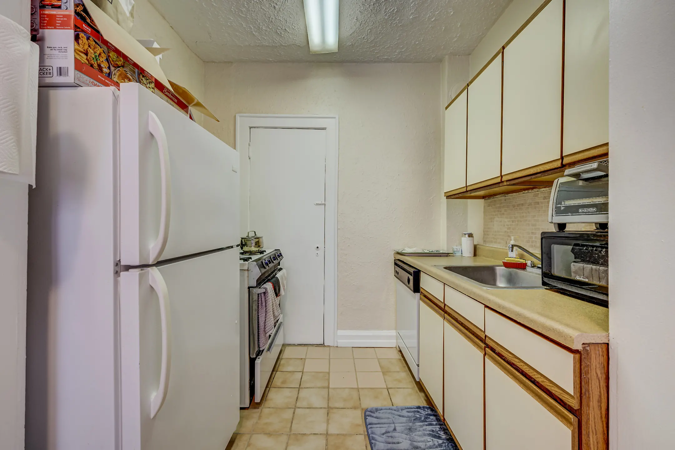 Kitchen - Heights Apartments on Overlook - Cleveland Heights, OH