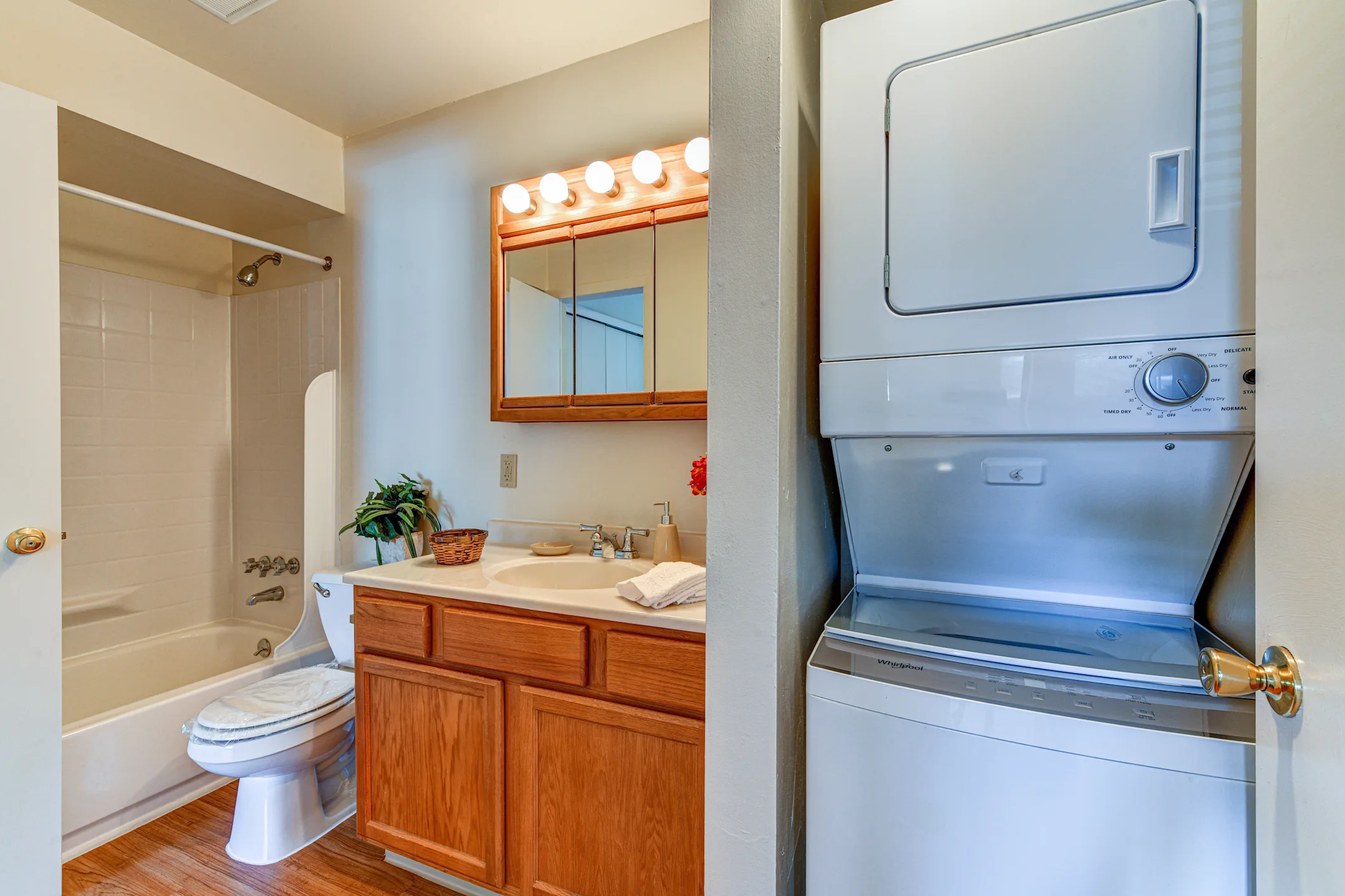 Bathroom - Robin Hill Apartments - Voorhees, NJ
