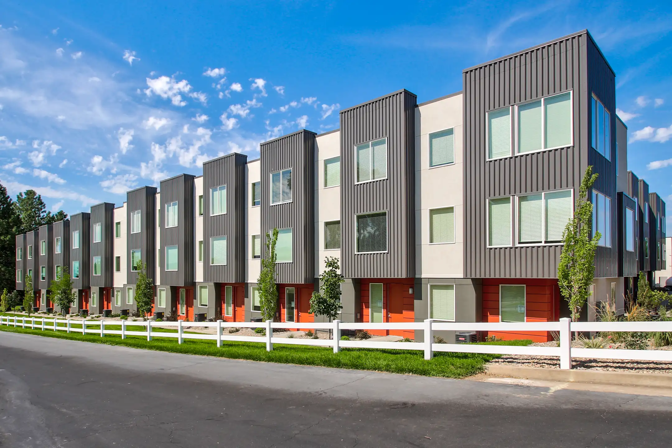 Building - Aero Luxury Townhomes - Layton, UT