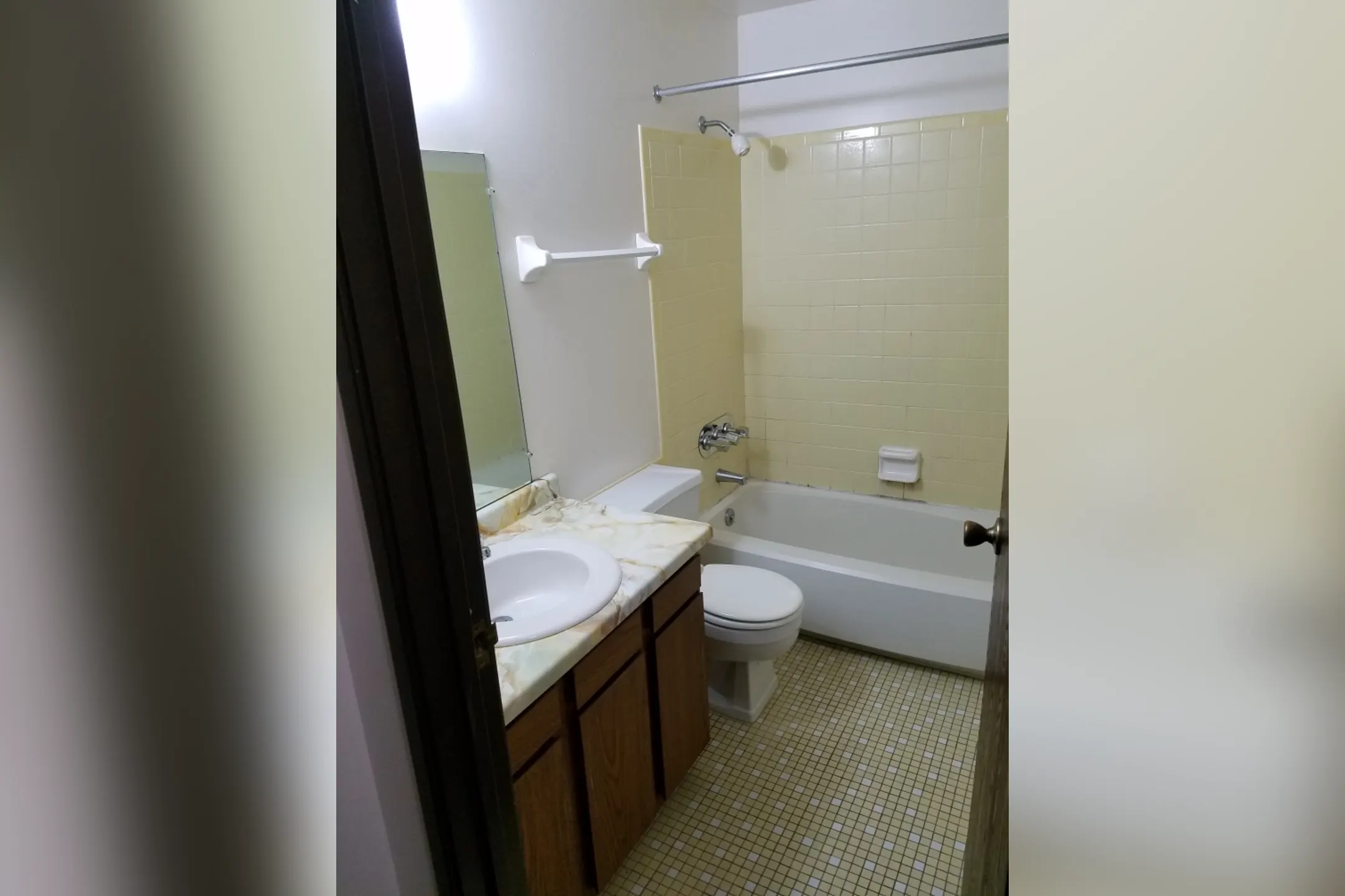 Lake Park Apartments 3749 S Packard Ave Saint Francis, WI