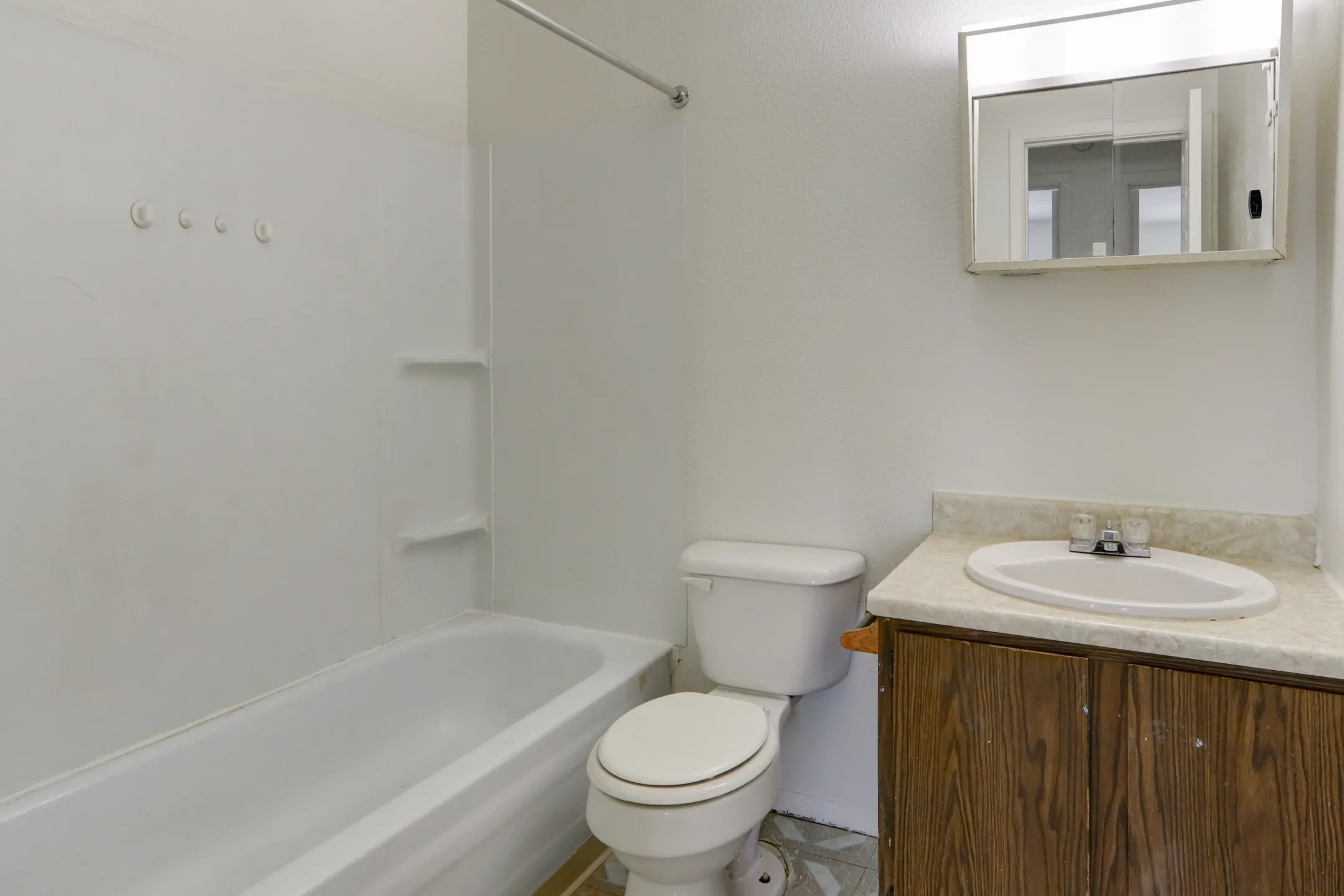 Bathroom - Farmington Hills Apartments - Elkhart, IN