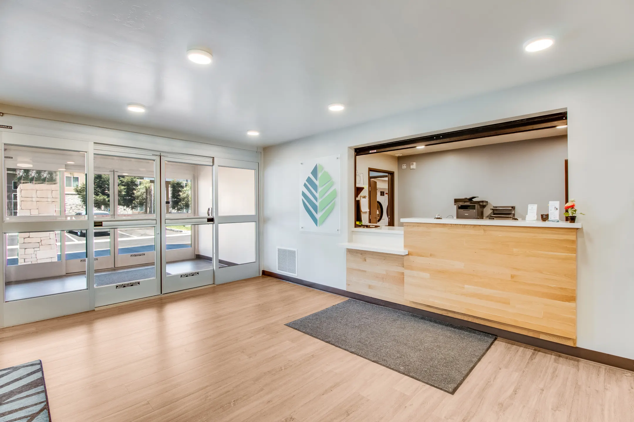 Living Room - Woodspring Suites - Bakersfield, CA