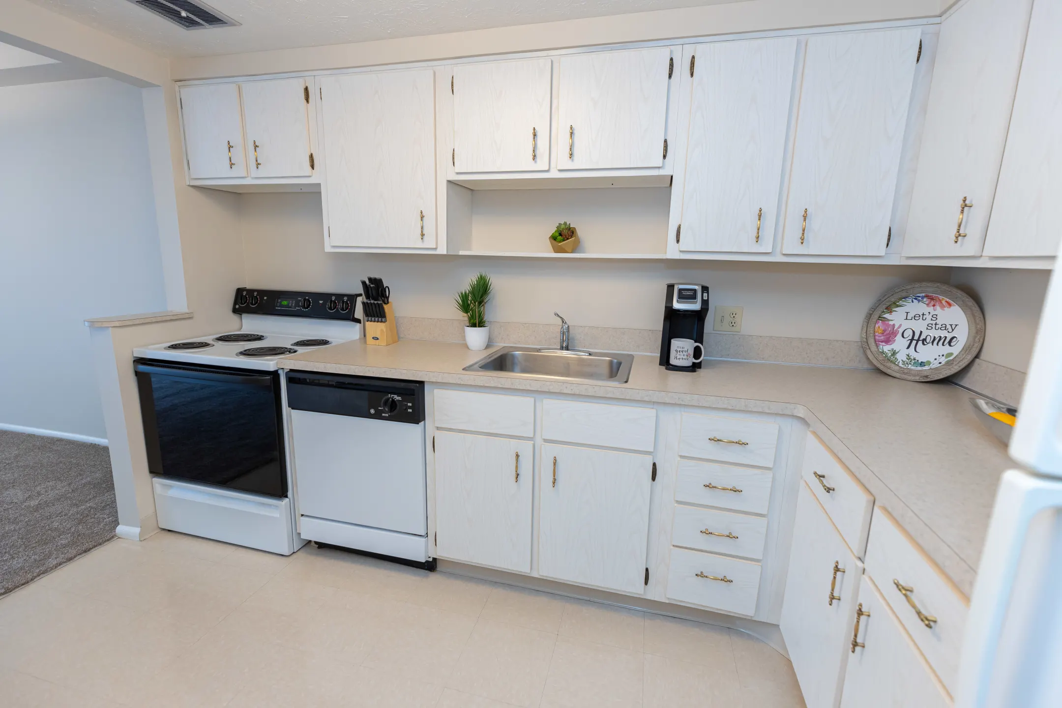 Kitchen - Concord Apartments - Cleveland Heights, OH