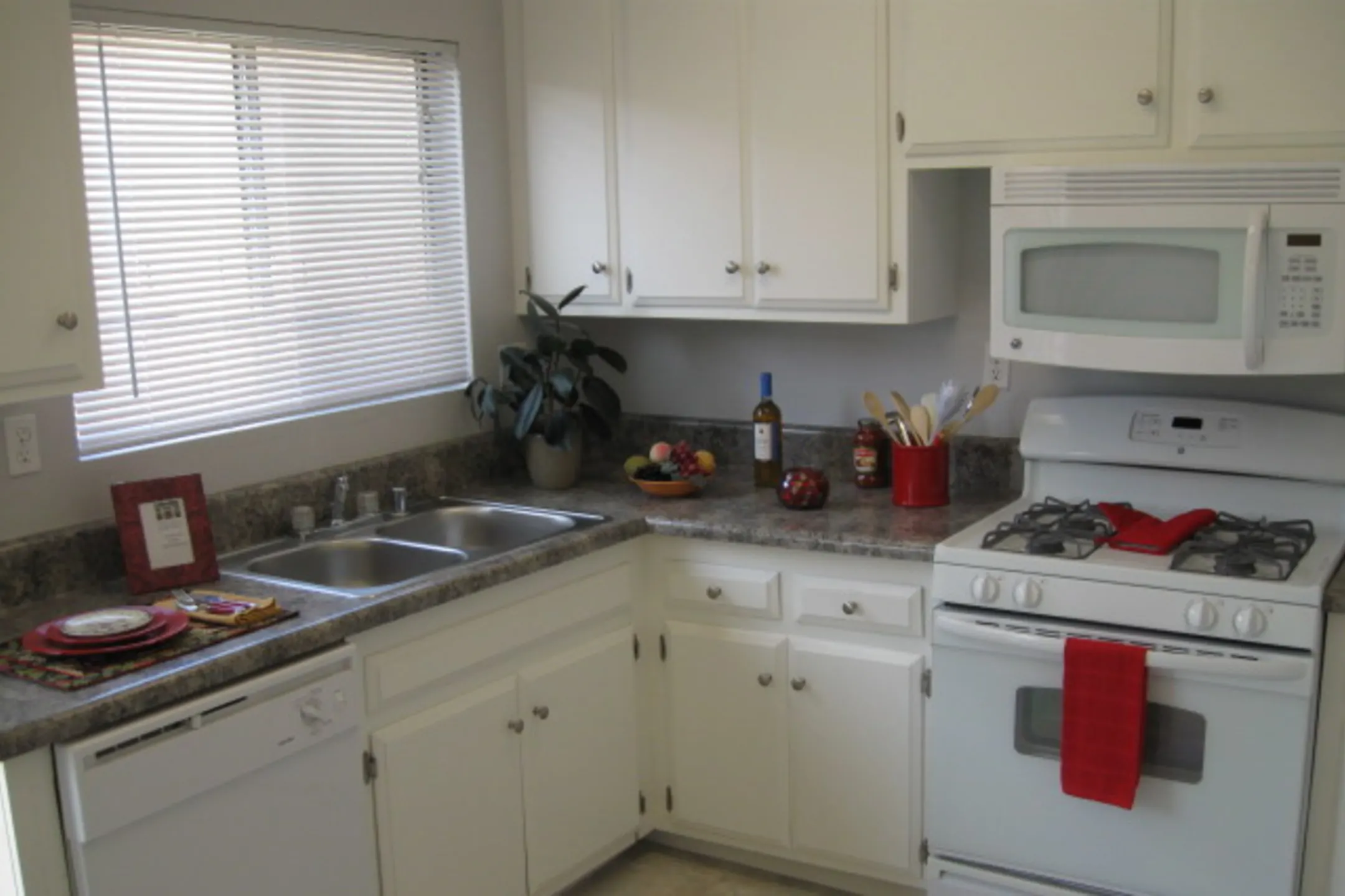 Kitchen - The Maddox Apartments - Huntington Beach, CA