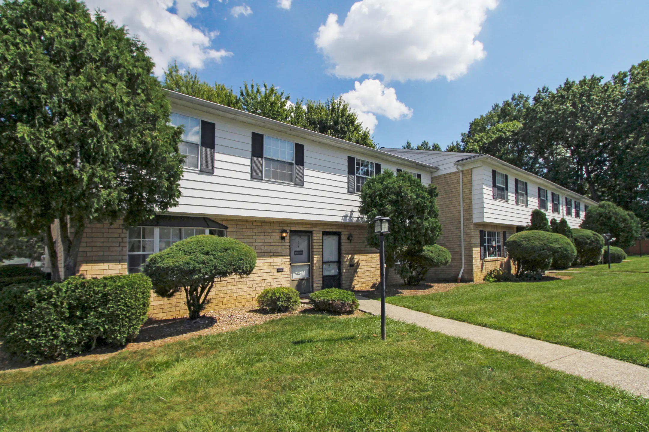 Cambridge Court Townhomes Apartments - Elyria, OH 44035