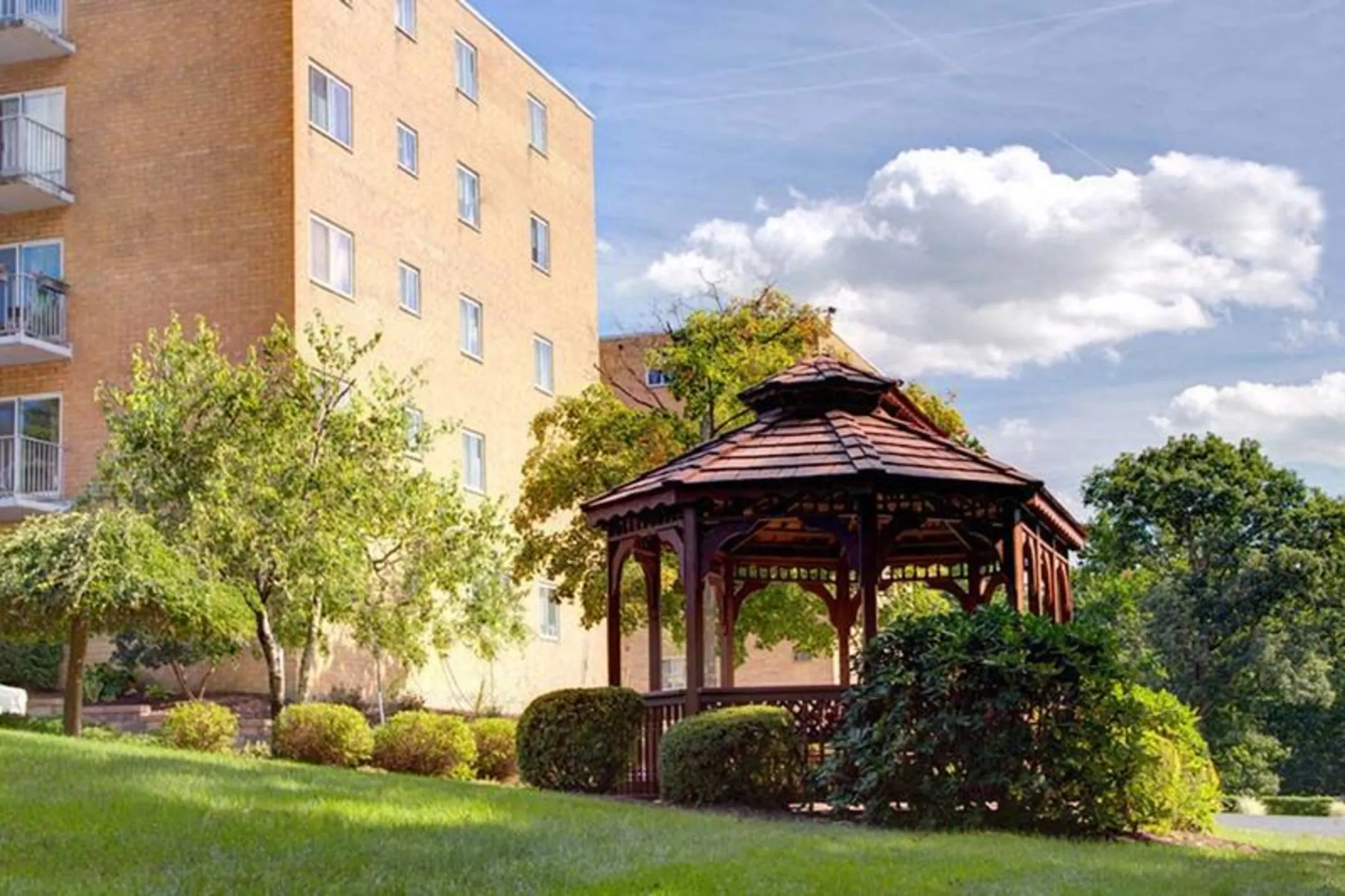 Chateau Perry Apartments 951 Perry Hwy Pittsburgh, PA Apartments