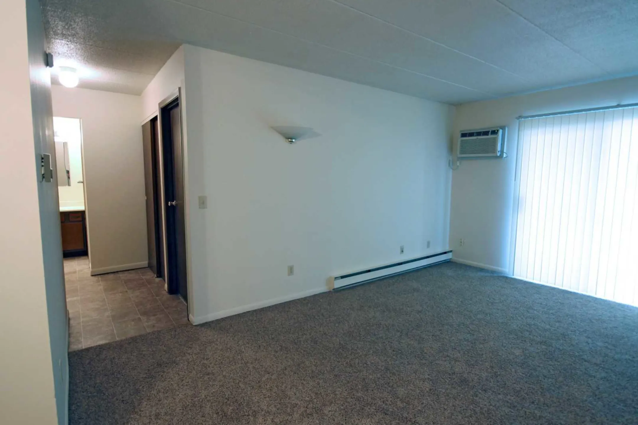 Living Room - Ravenwood Apartments - Cincinnati, OH
