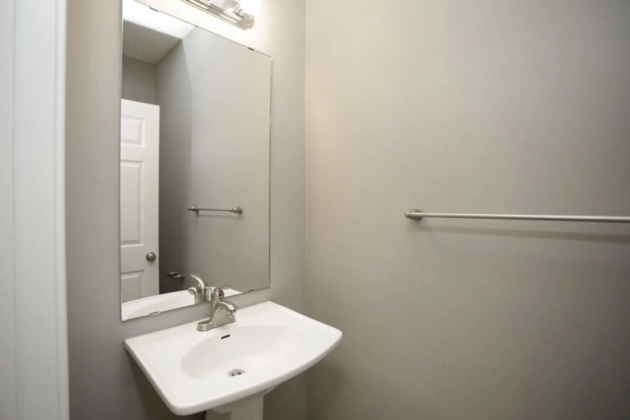 The Townhomes at Holly Ridge Apartments Kansas City, MO 64118