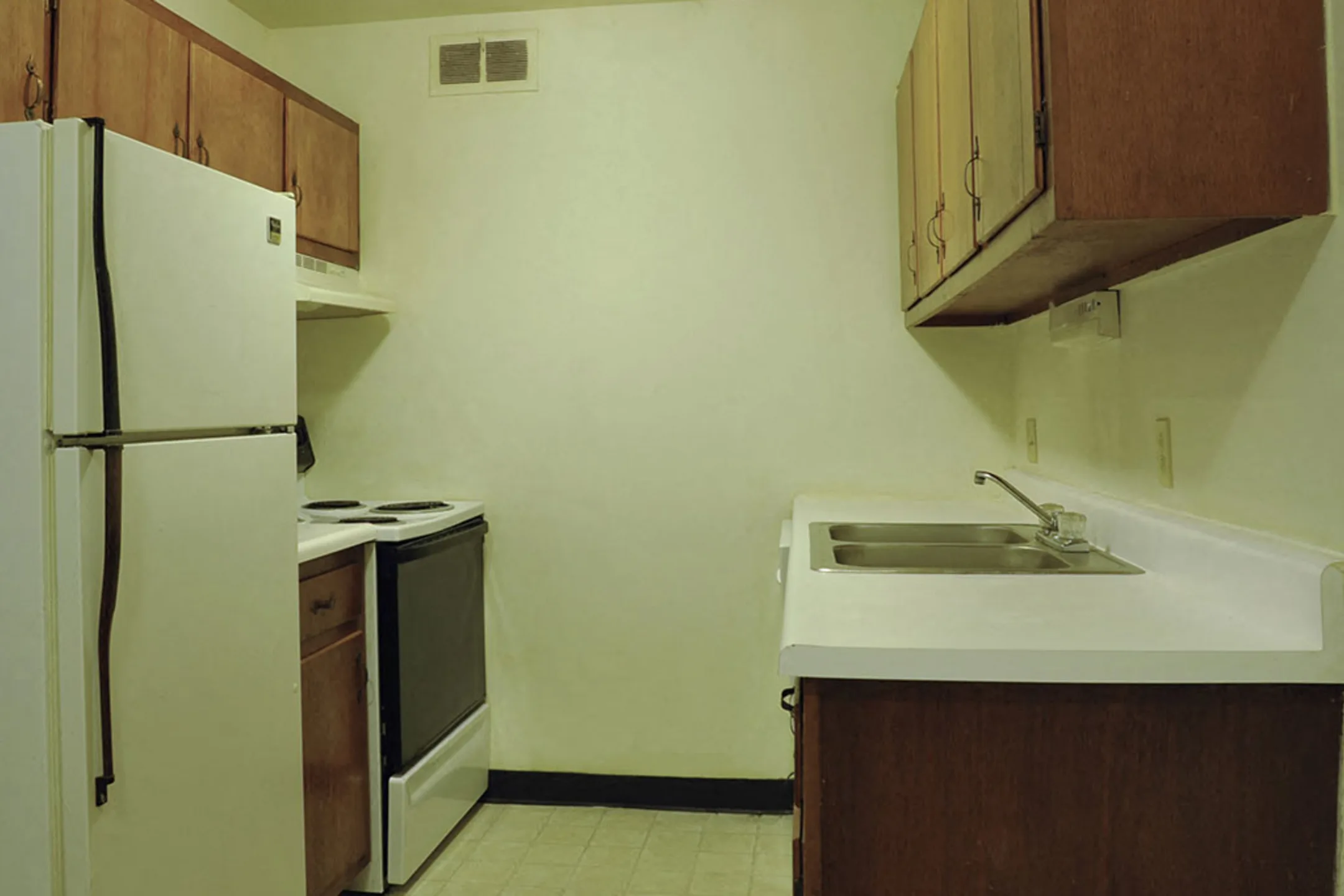 Kitchen - Timberbrook Apartments - Peoria, IL