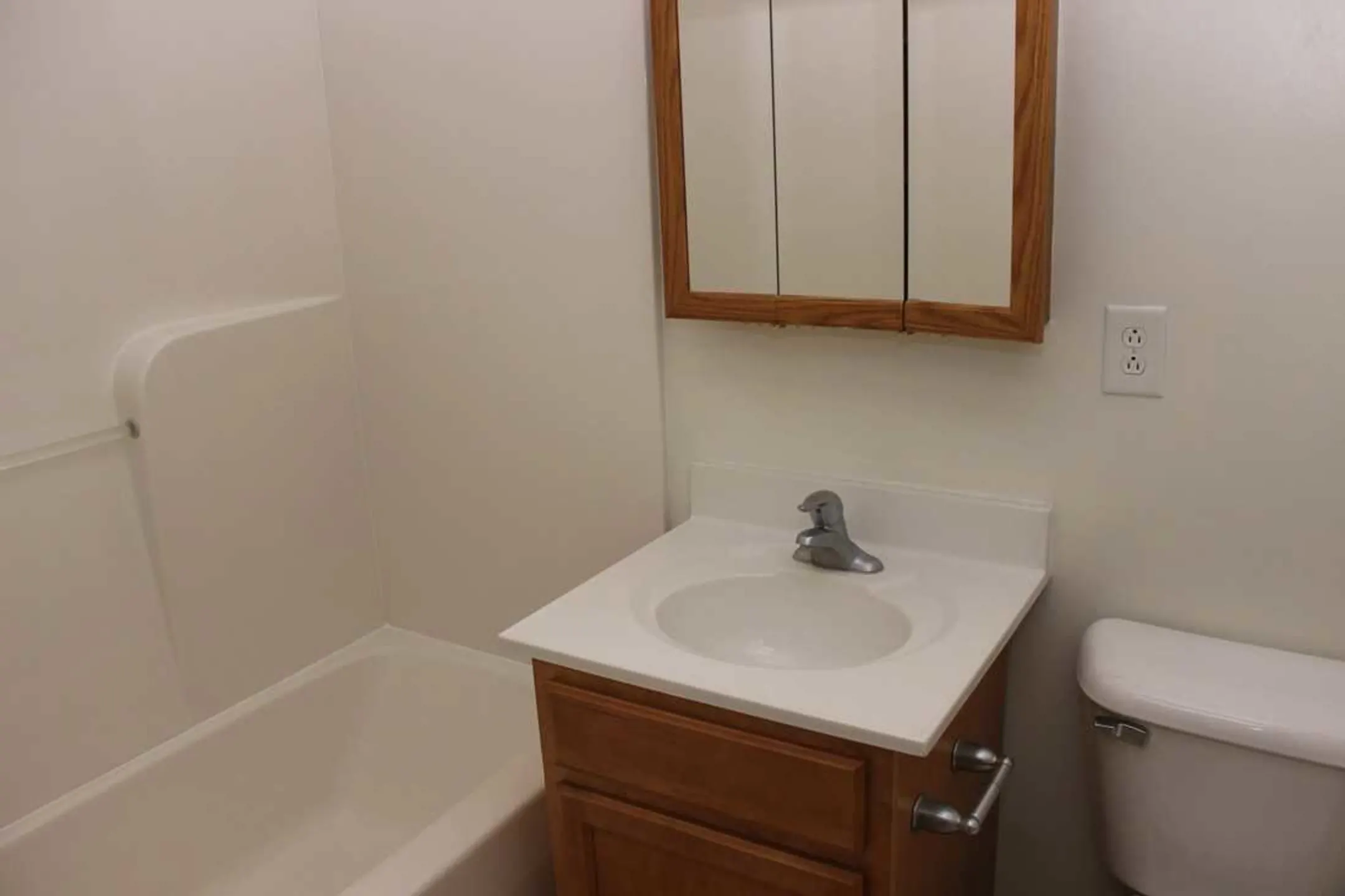 Bathroom - Cascades Pointe - Blacksburg, VA