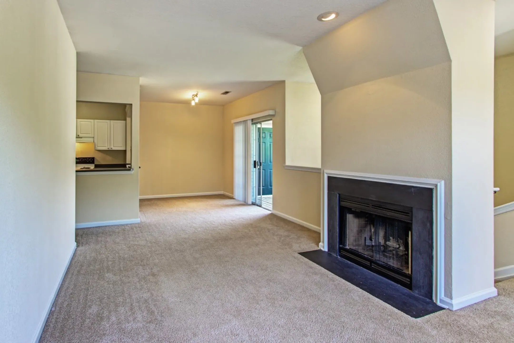 Living Room - Spotswood Commons - Williamsburg, VA