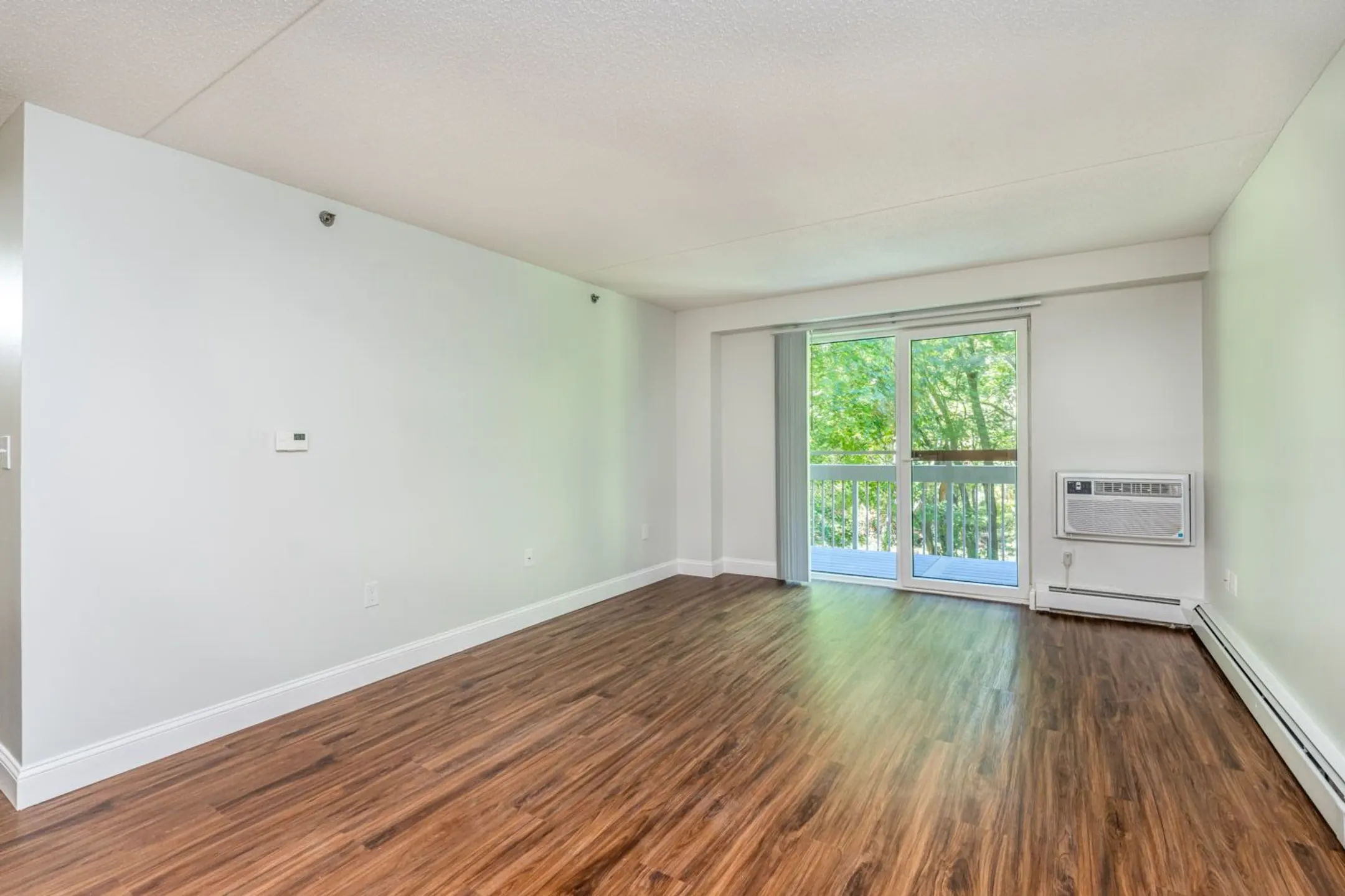 Living Room - Kimball Court Apartments - Woburn, MA
