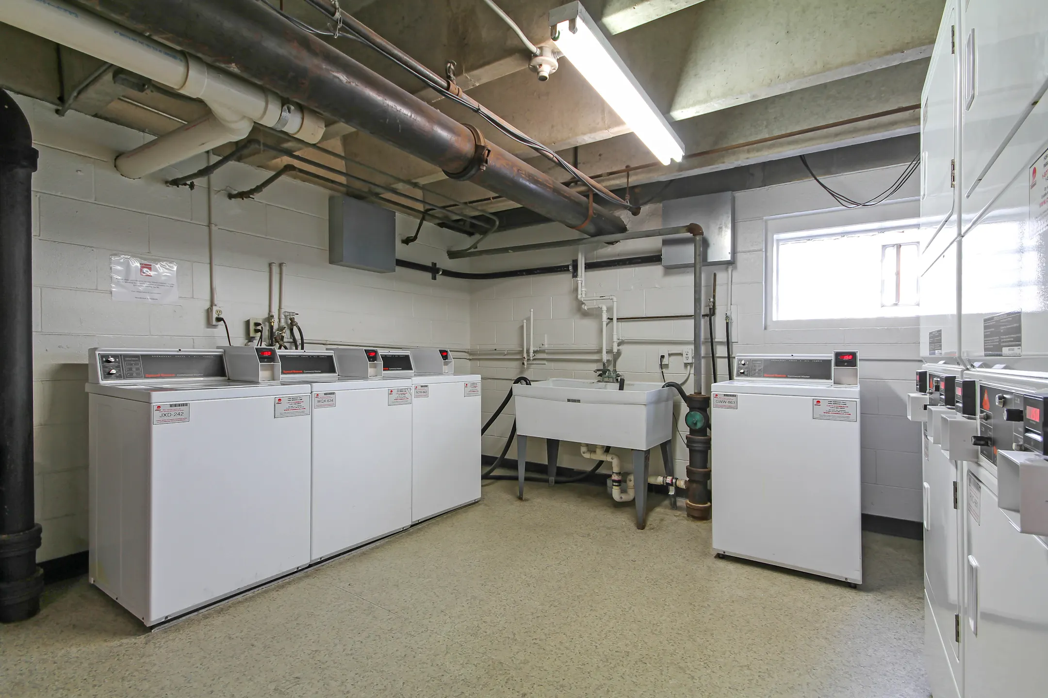 Kitchen - Woodsview Apartments - Milwaukee, WI