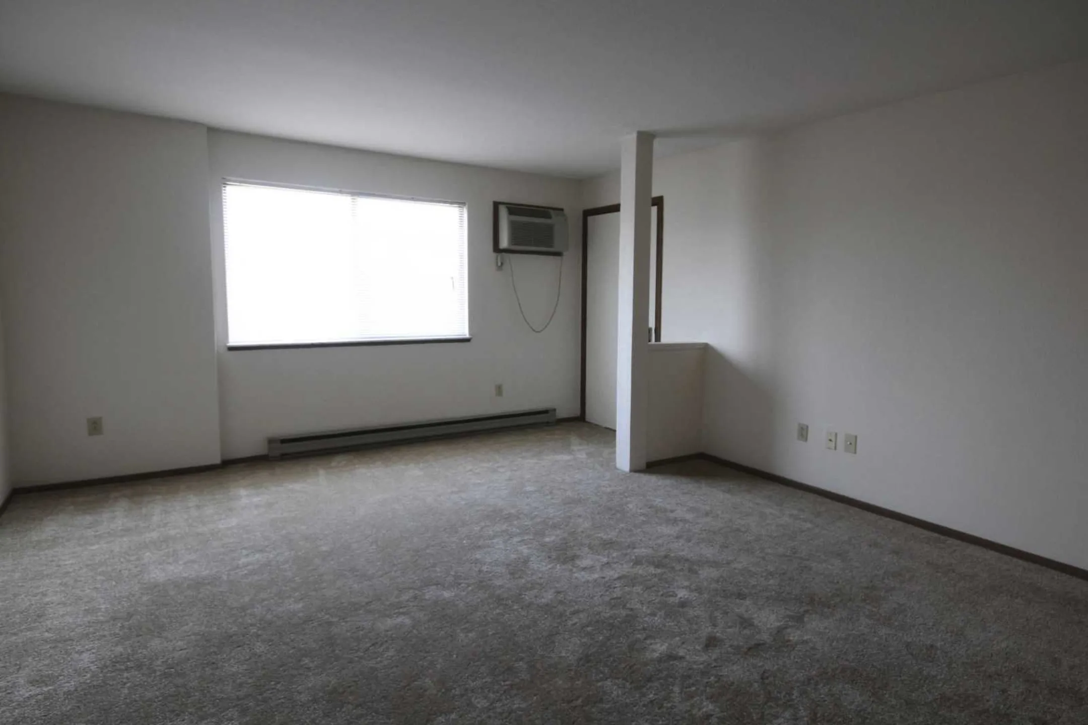 Living Room - Heathbriar Apartments - Toledo, OH