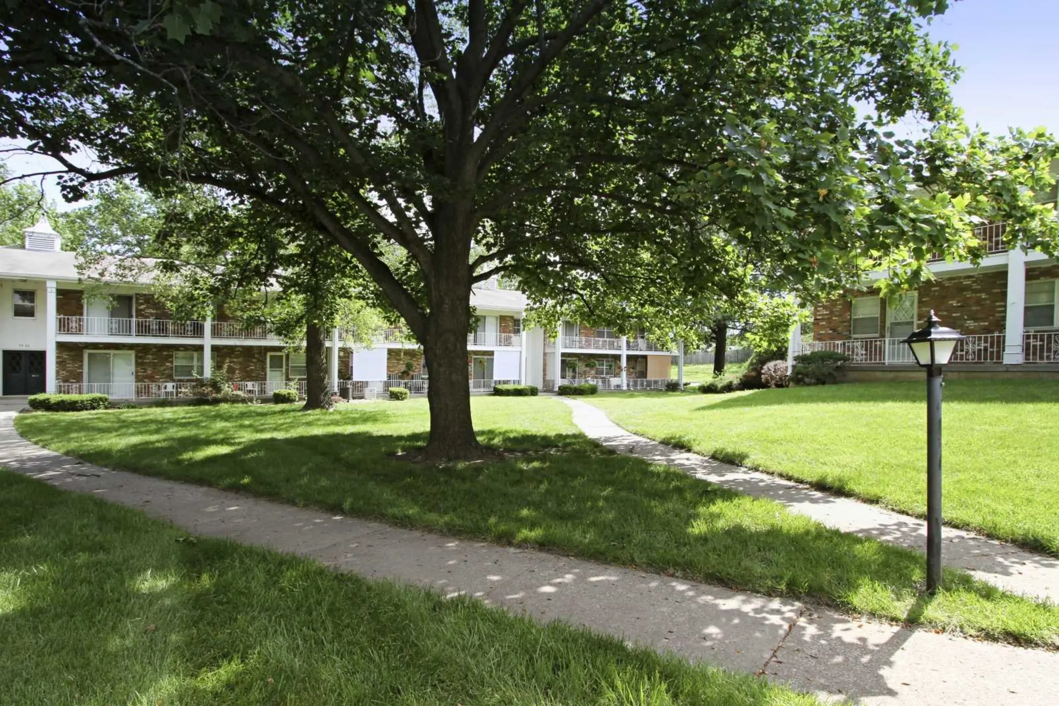 Building - Colonial Gardens & Cherbourg Apartments - Overland Park, KS