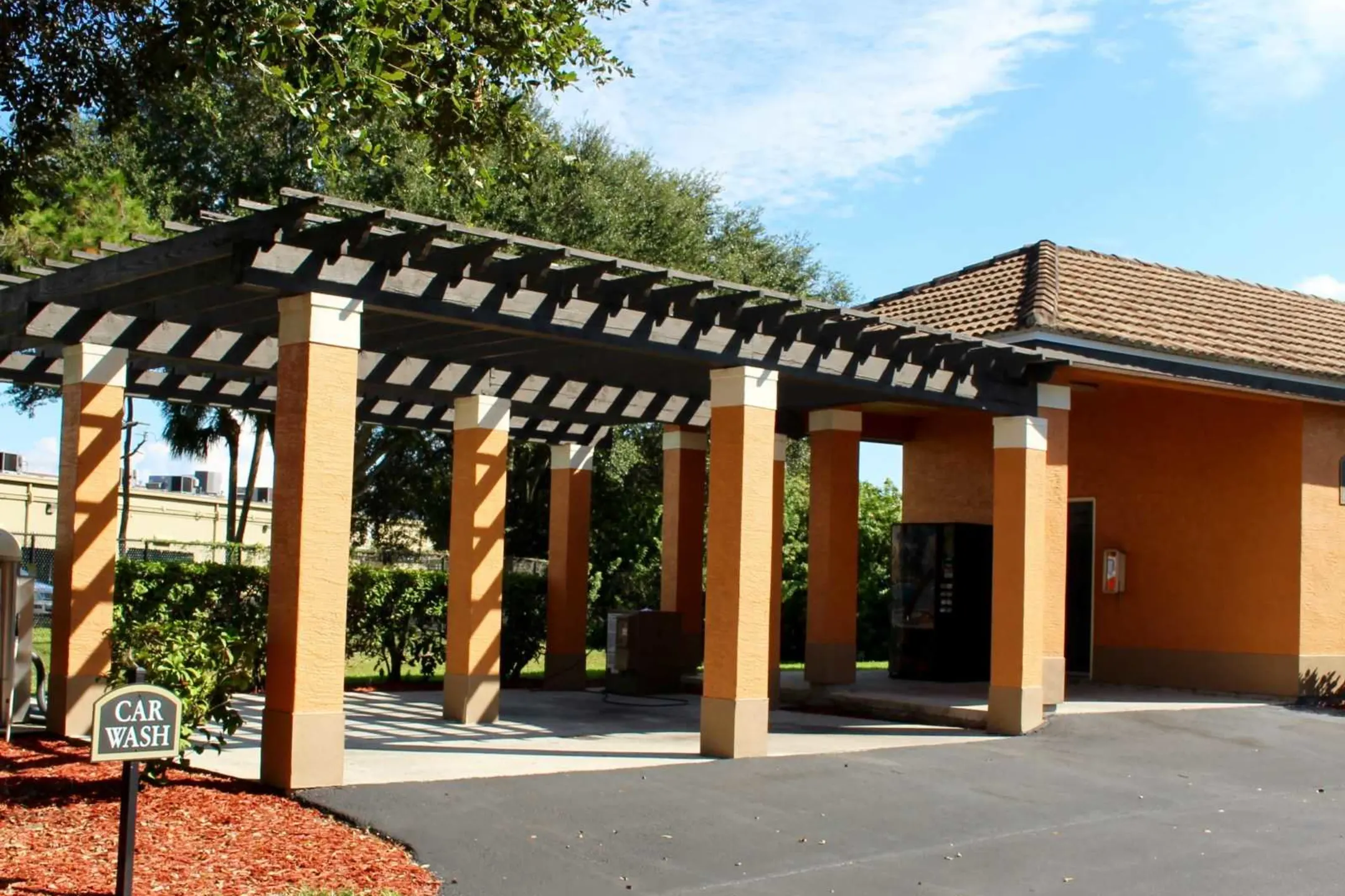 Landscaping - Park Crest At The Lakes - Fort Myers, FL