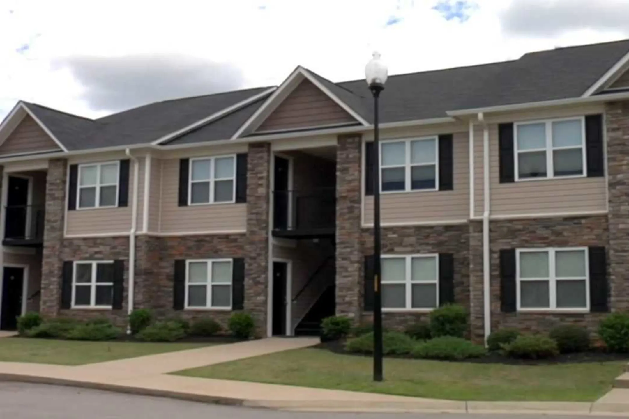 Family Lodge Apartments 309 N Reilly Rd Fayetteville, NC Apartments