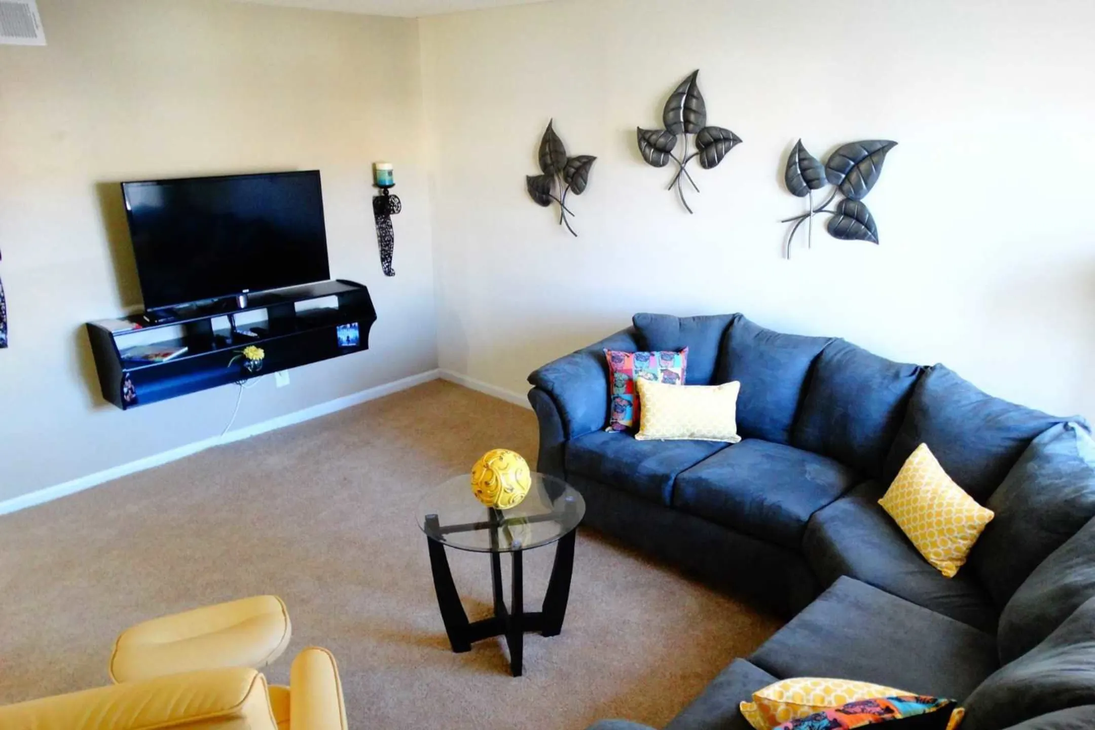 Living Room - Auburn Place - Virginia Beach, VA