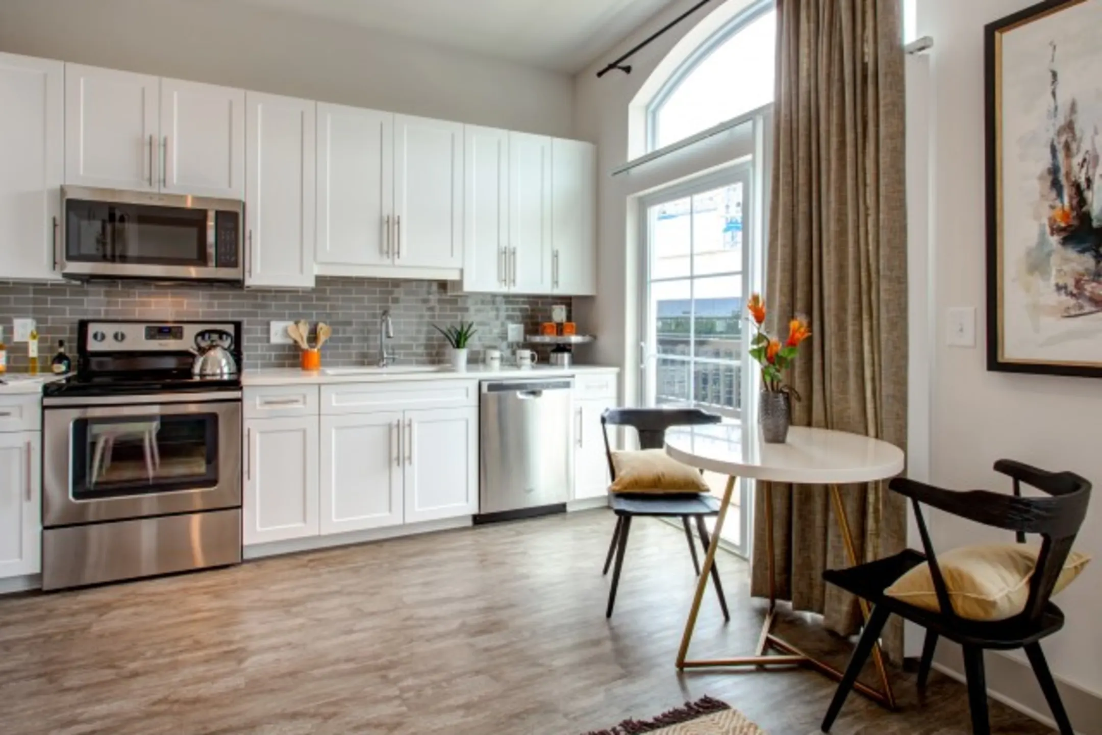Kitchen - Lincoln at Dilworth - Charlotte, NC