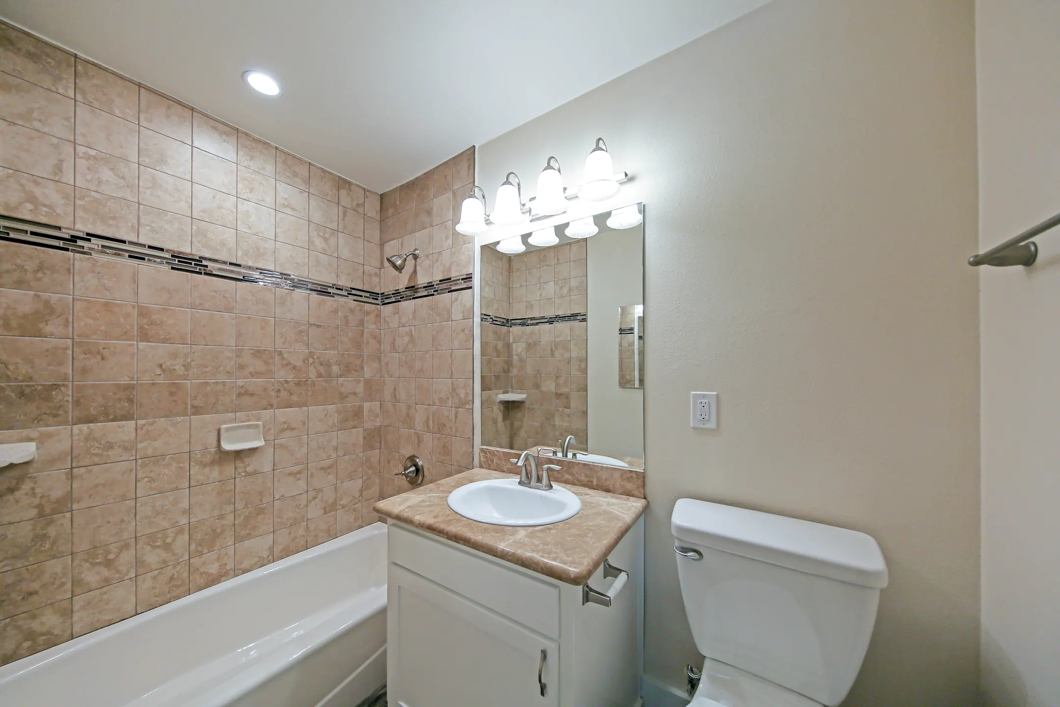 Bathroom - The Vue at Montrose - Glendale, CA