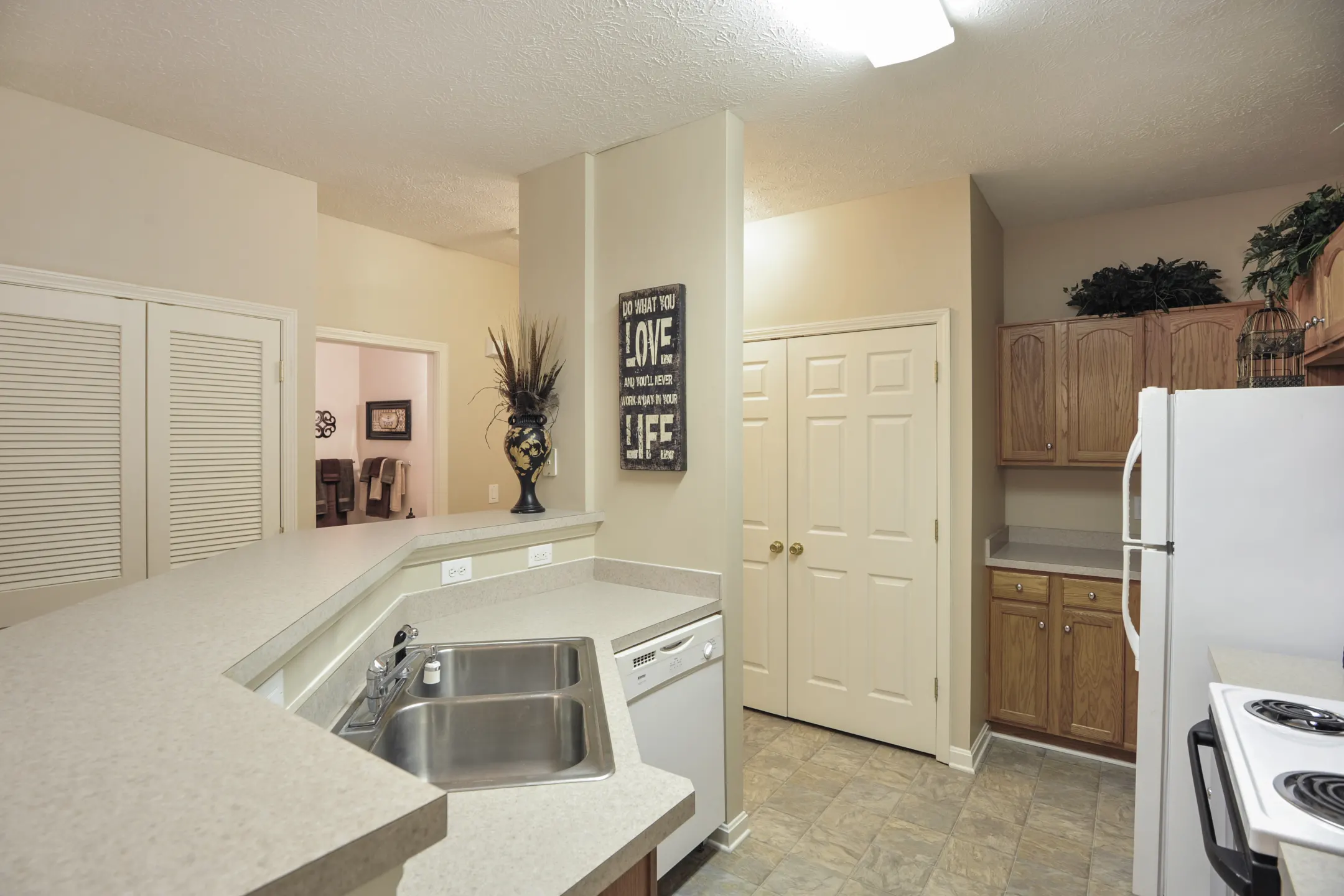 Kitchen - Lighthouse Apartments At Pebble Creek - Jeffersonville, IN