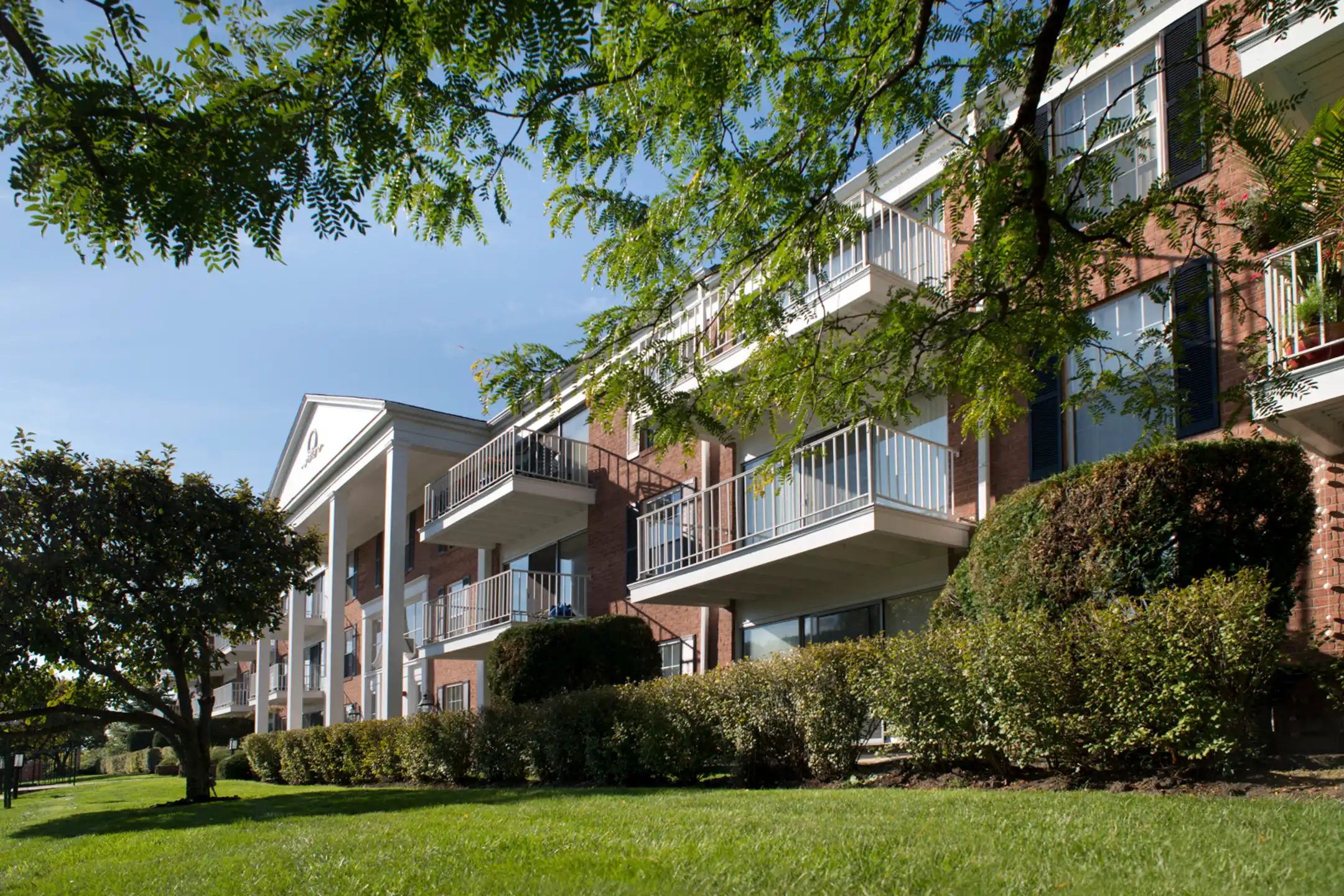 Versailles On the Lakes/Oakbrook Terrace Apartments Oakbrook Terrace