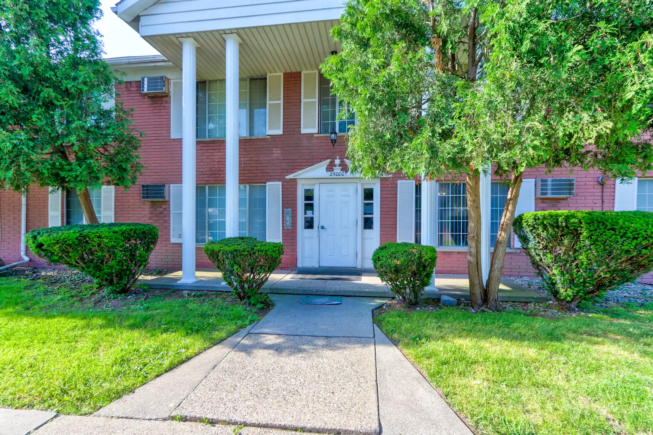 Centerline Plaza Apartments 25005 Lawrence Center Line, MI