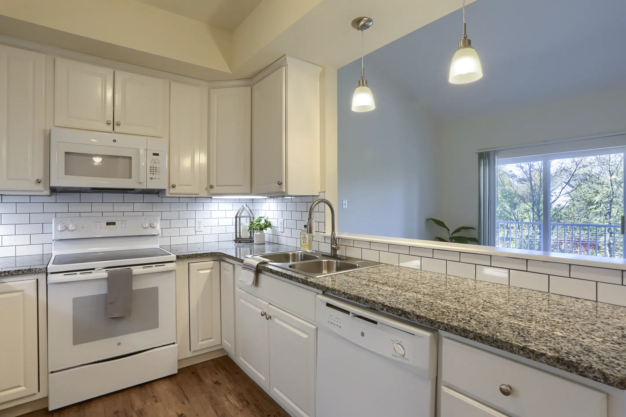 Kitchen - Graham Hill Apartments - Mechanicsburg, PA
