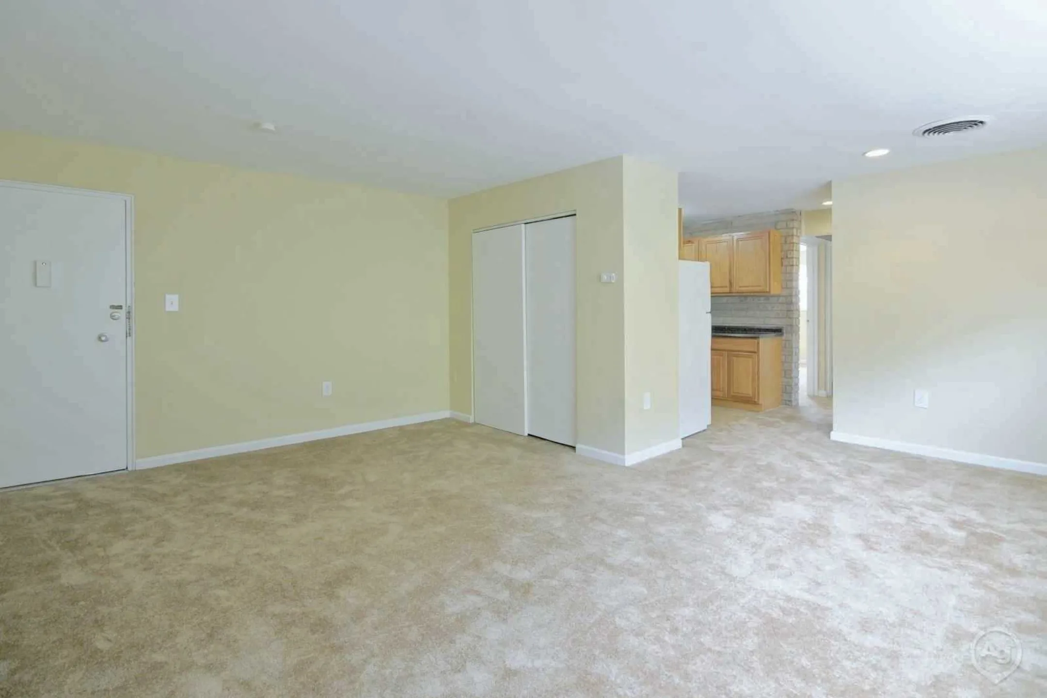 Living Room - The Cliffs Apartments & Dixmyth Hills - Cincinnati, OH