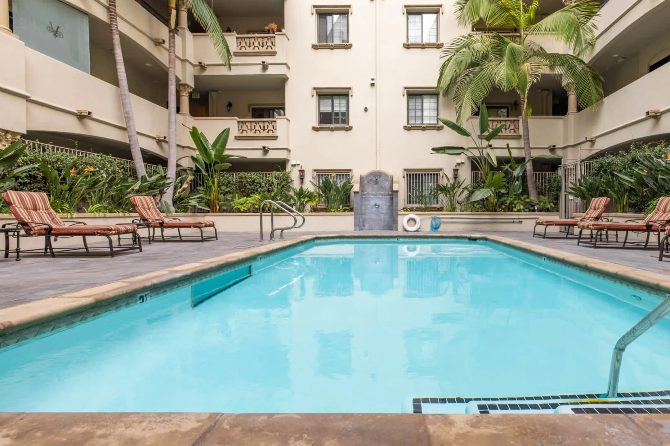 Versailles Koreatown Apartments - Los Angeles, CA 90006