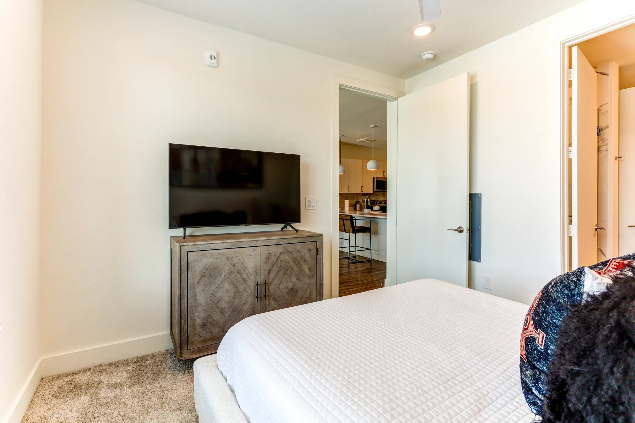 Living Room - White Oak Highline Apartments - Houston, TX