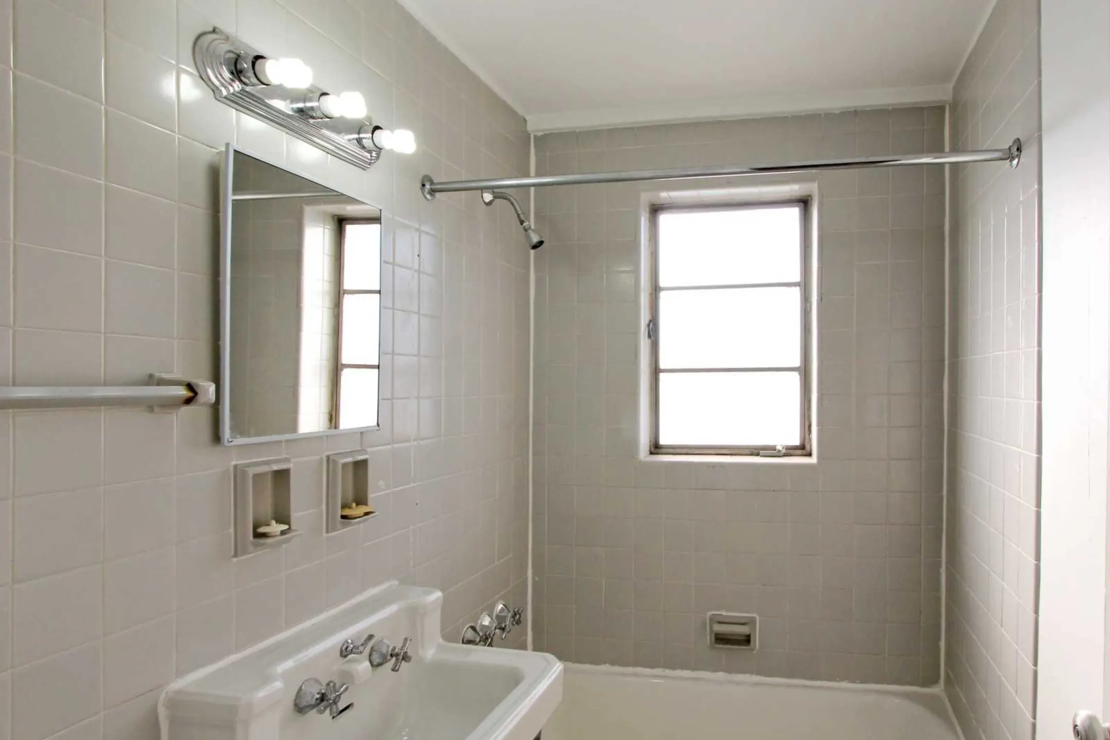 Bathroom - Kennilworth Apartments - Pittsburgh, PA