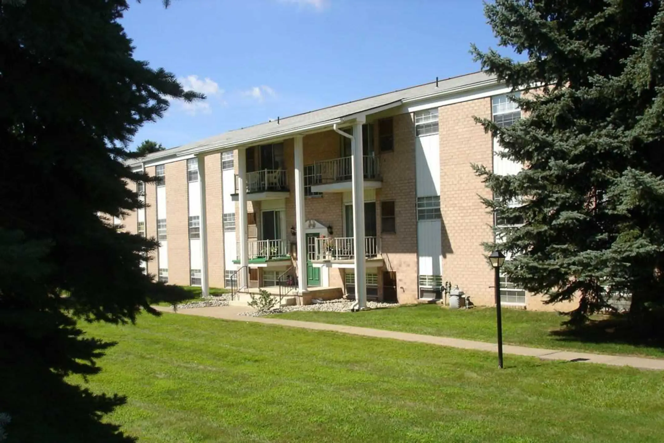 Building - Hermitage Hills Apartments - Hermitage, PA