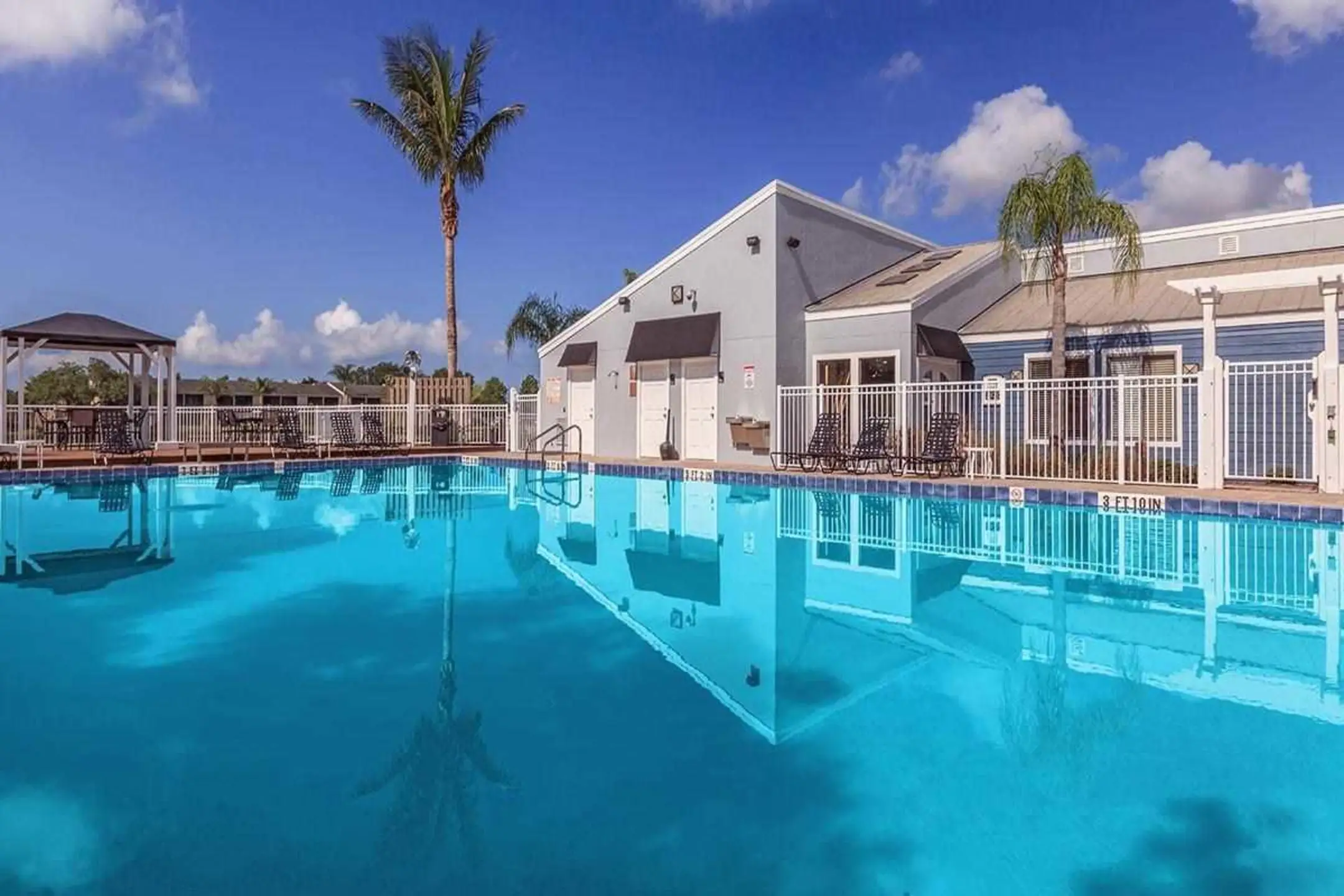 Pool - Fountain Lake Apartments - Bradenton, FL