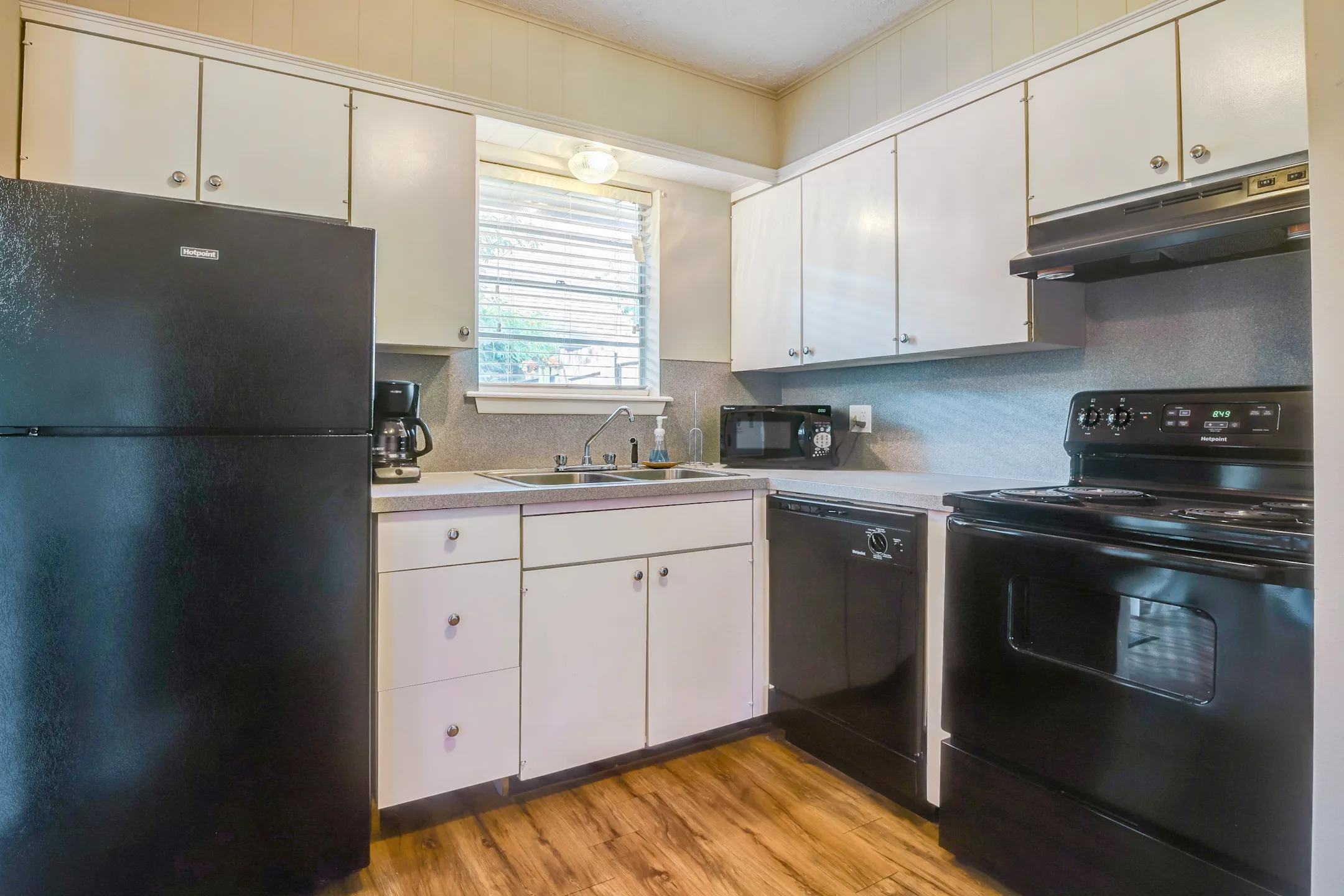 Kitchen - Crossings at Clairmont - Tulsa, OK