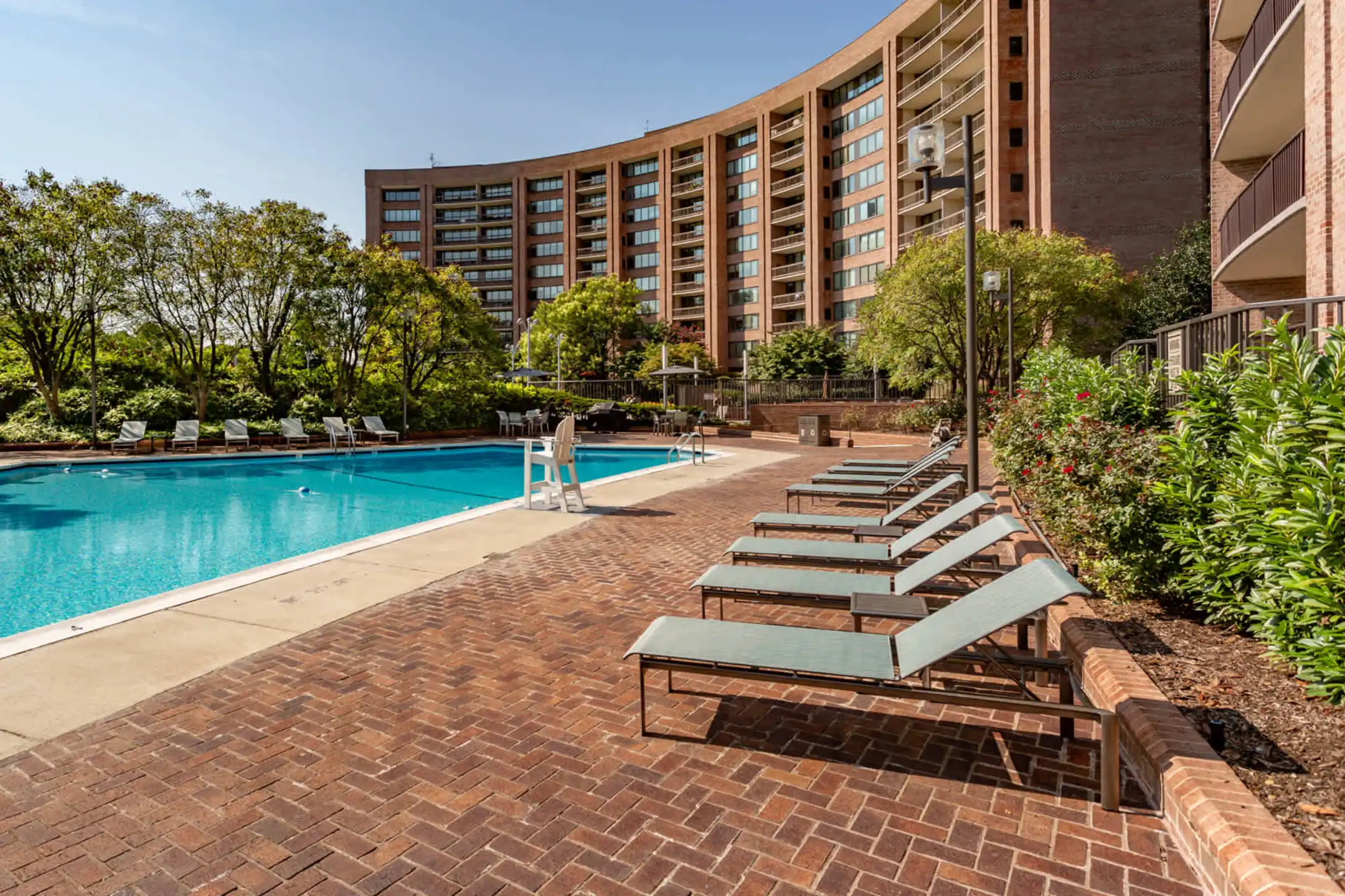 Crystal Place Apartments Va