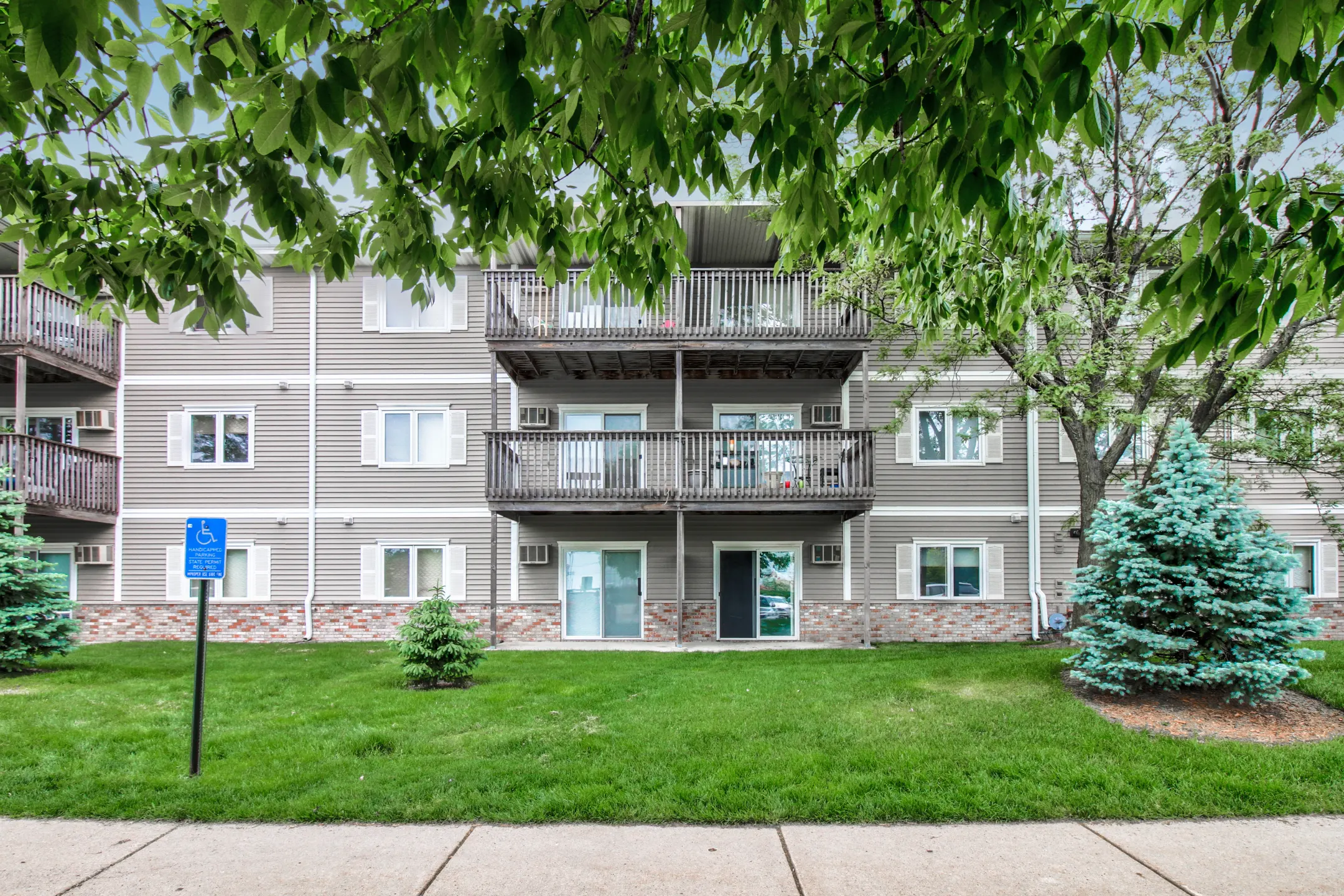 Oakland Pointe Apartments Altoona, IA 50009