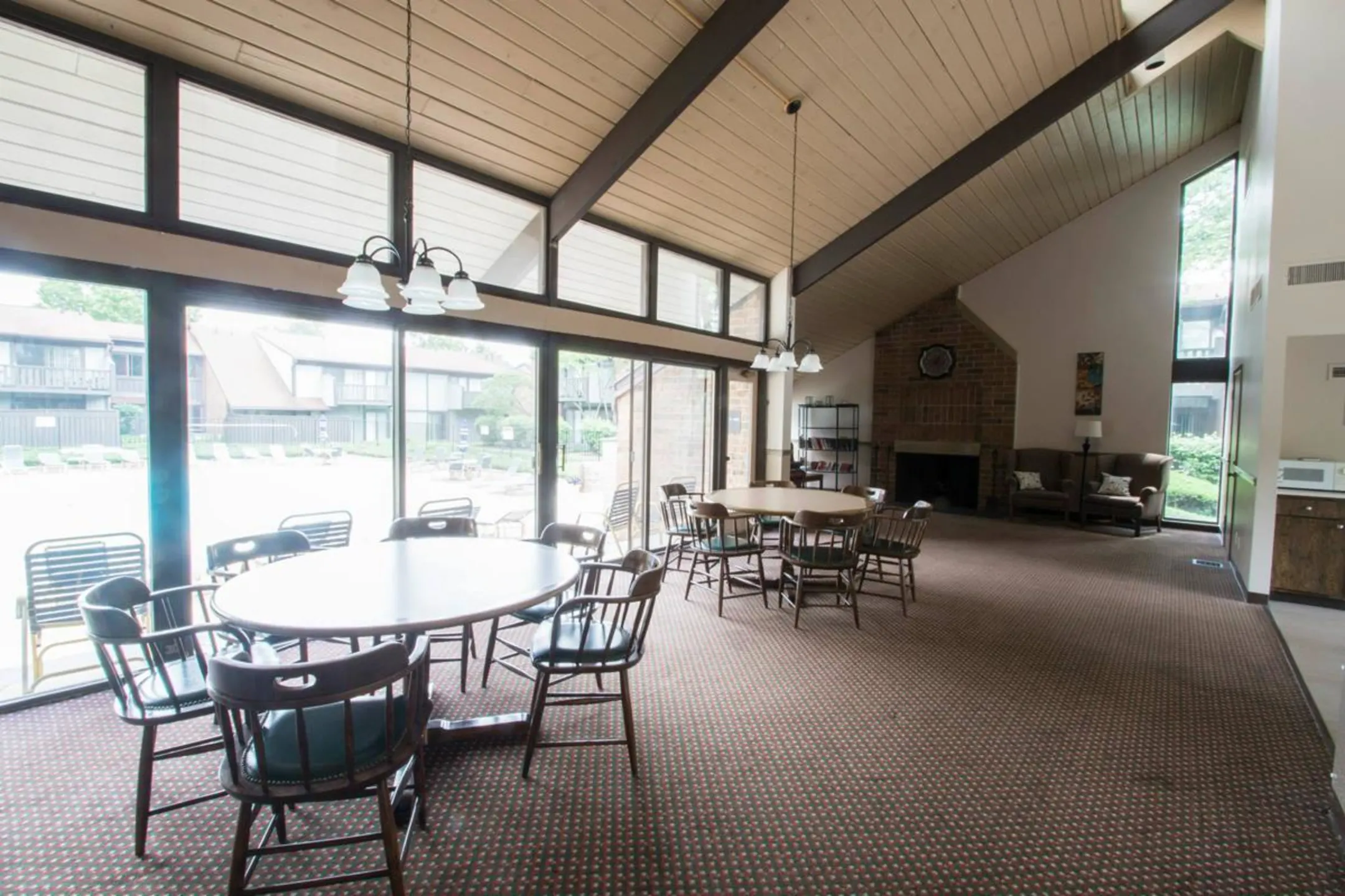 London Square Apartments 2740 Shaftesbury Dr NW Canton, OH