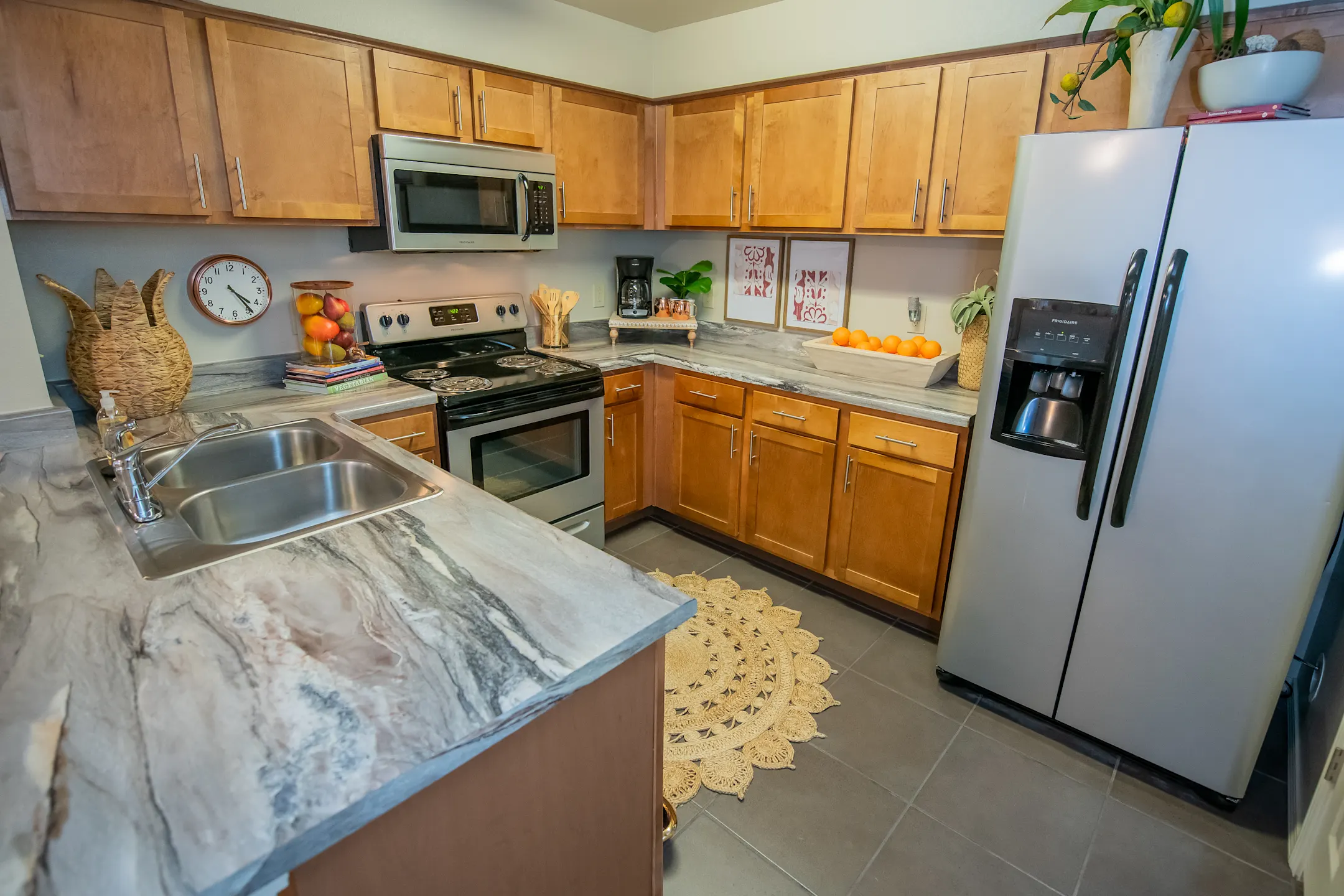 Kitchen - Cascata Luxury Apartments - Tulsa, OK