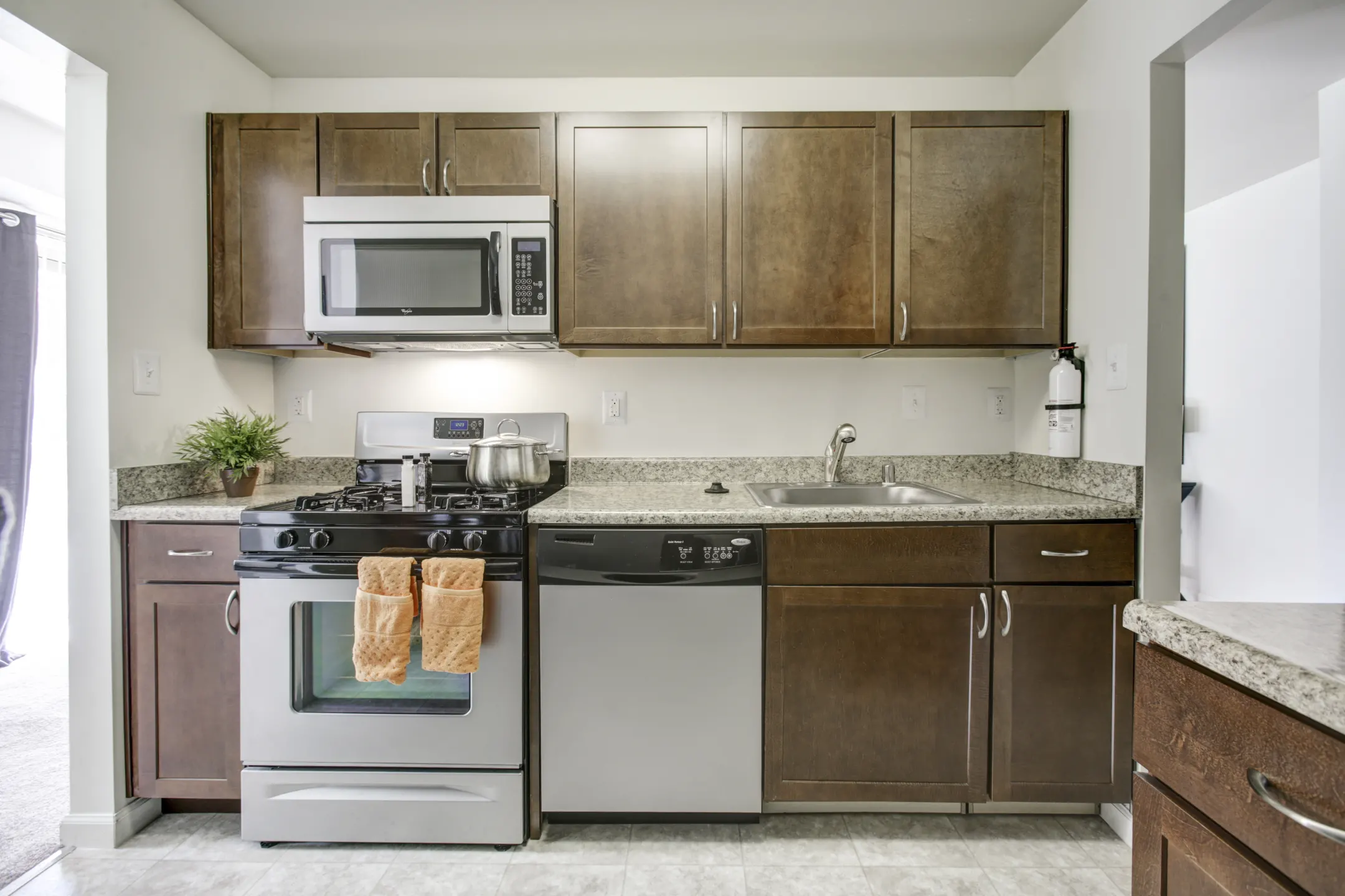 Kitchen - Annapolis Roads Apartments - Annapolis, MD